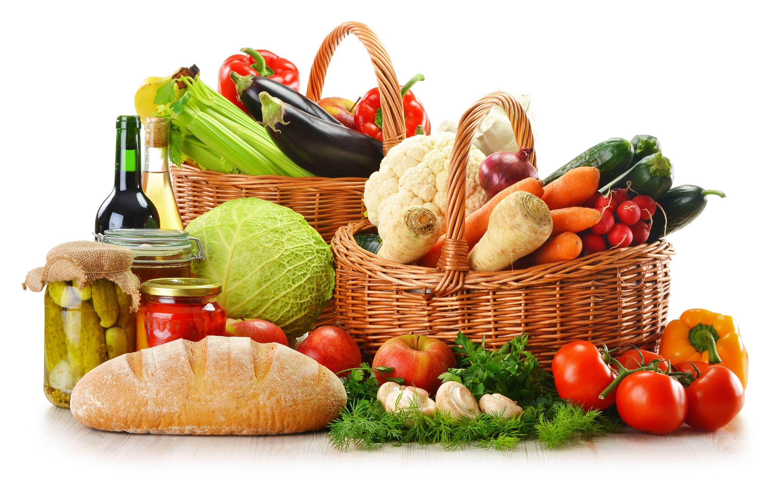 Vegetable 桌布 壁紙 — 一個充滿活力的靜物畫，新鮮農產品和麵包整齊地擺放在柳條籃子裡，背景是乾淨的白色。