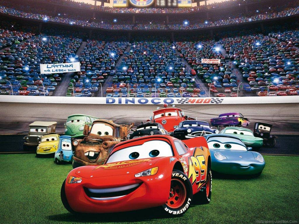 Lightning Mcqueen 桌布 壁紙 — 一個充滿活力的體育場，充滿了動畫汽車在歡呼，而閃電麥坤在前景自豪地微笑。