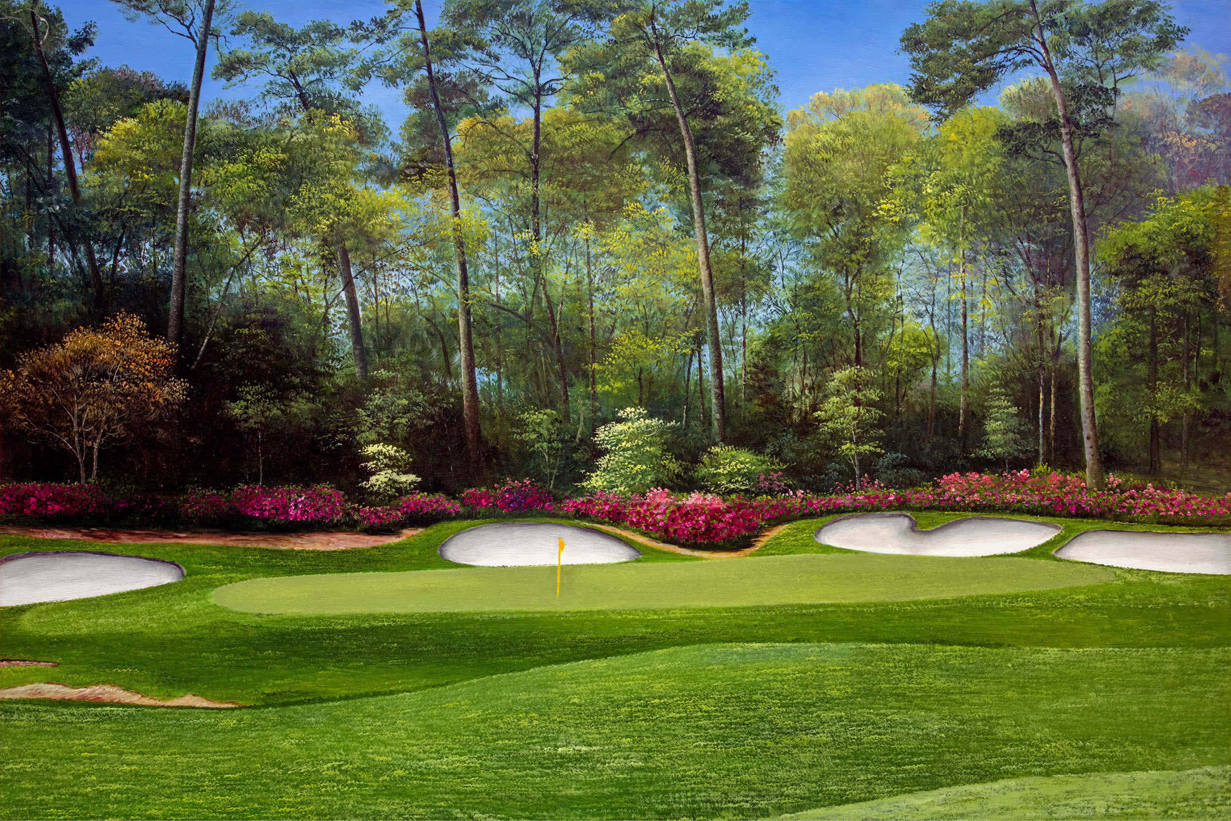 Augusta National iPhone 桌布 壁紙 — 一個充滿活力的高爾夫果嶺，周圍環繞著沙坑和盛開的粉紅色杜鵑花，在晴朗的藍天下。