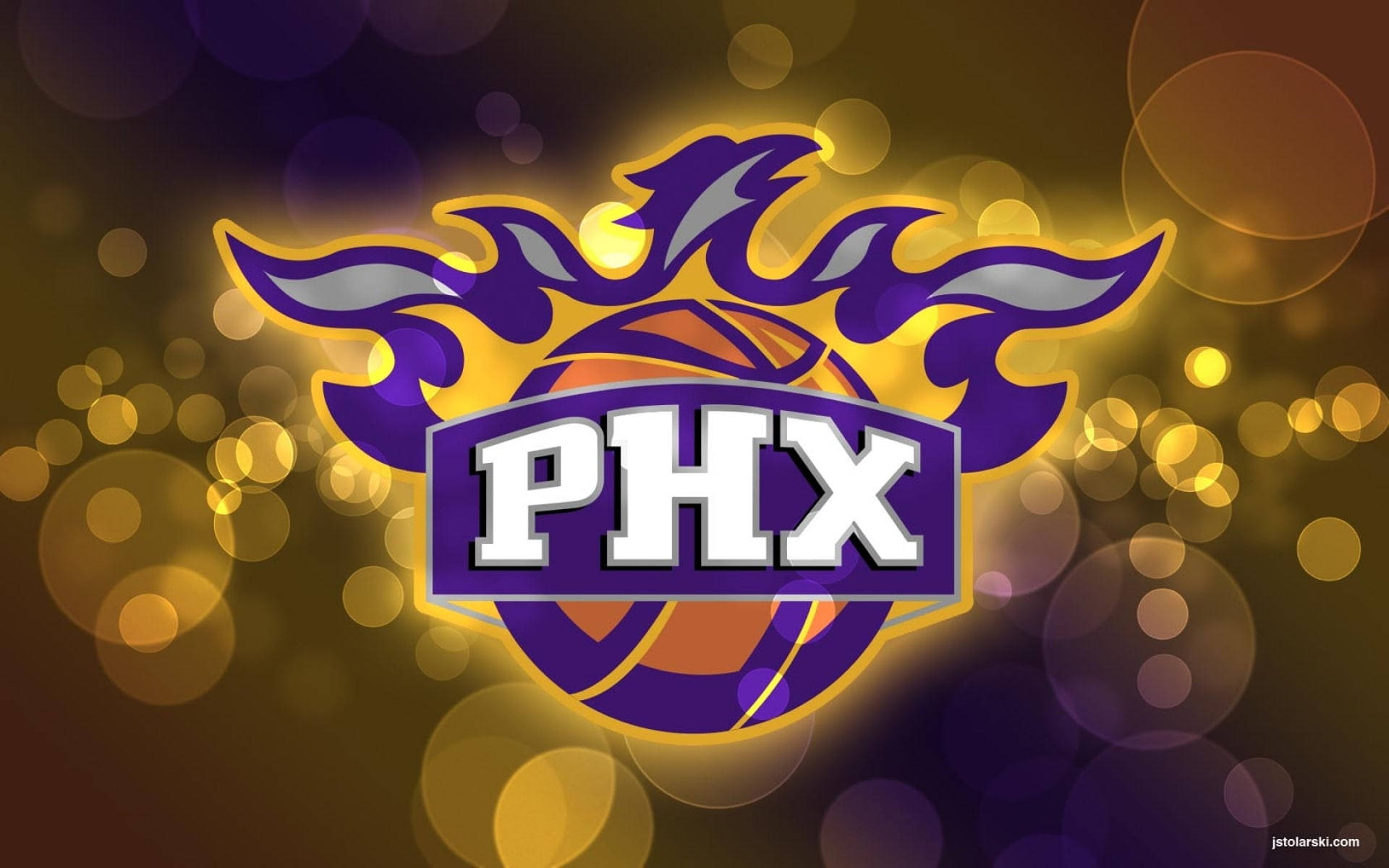 Phoenix Suns 桌布 壁紙 — 一個充滿活力的鳳凰城太陽隊標誌，紫色和金色的火焰在籃球周圍散發，背景是發光的散景效果。