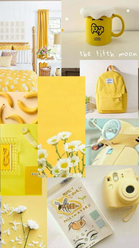 Yellow Aesthetic Collage 桌布 壁紙 — 一個充滿活力的黃色主題拼貼畫， featuring 香蕉、雛菊、滑板車、相機和杯子，全部統一於歡快陽光明媚的美學中。