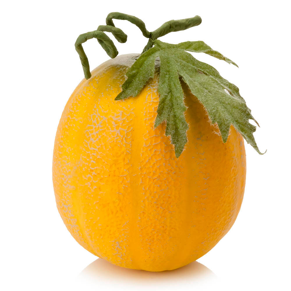Fruit 桌布 壁紙 — 一個充滿活力的黃色哈密瓜，帶有紋理外皮和綠色葉莖，孤立在純白色背景上。