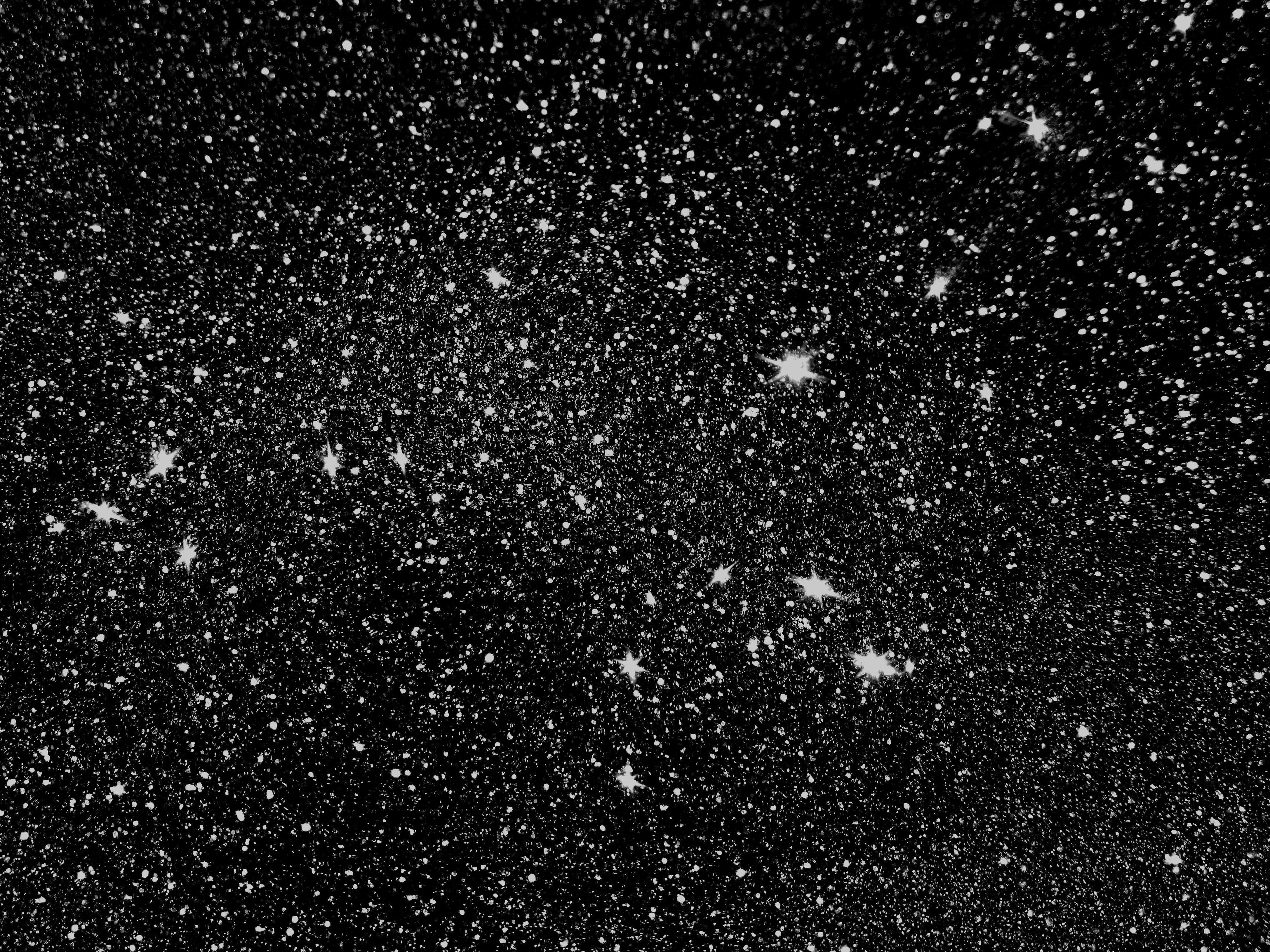 夜空 桌布 壁紙 — 一個充滿無數閃爍星星的星空夜空，背景是深邃的黑色虛空。