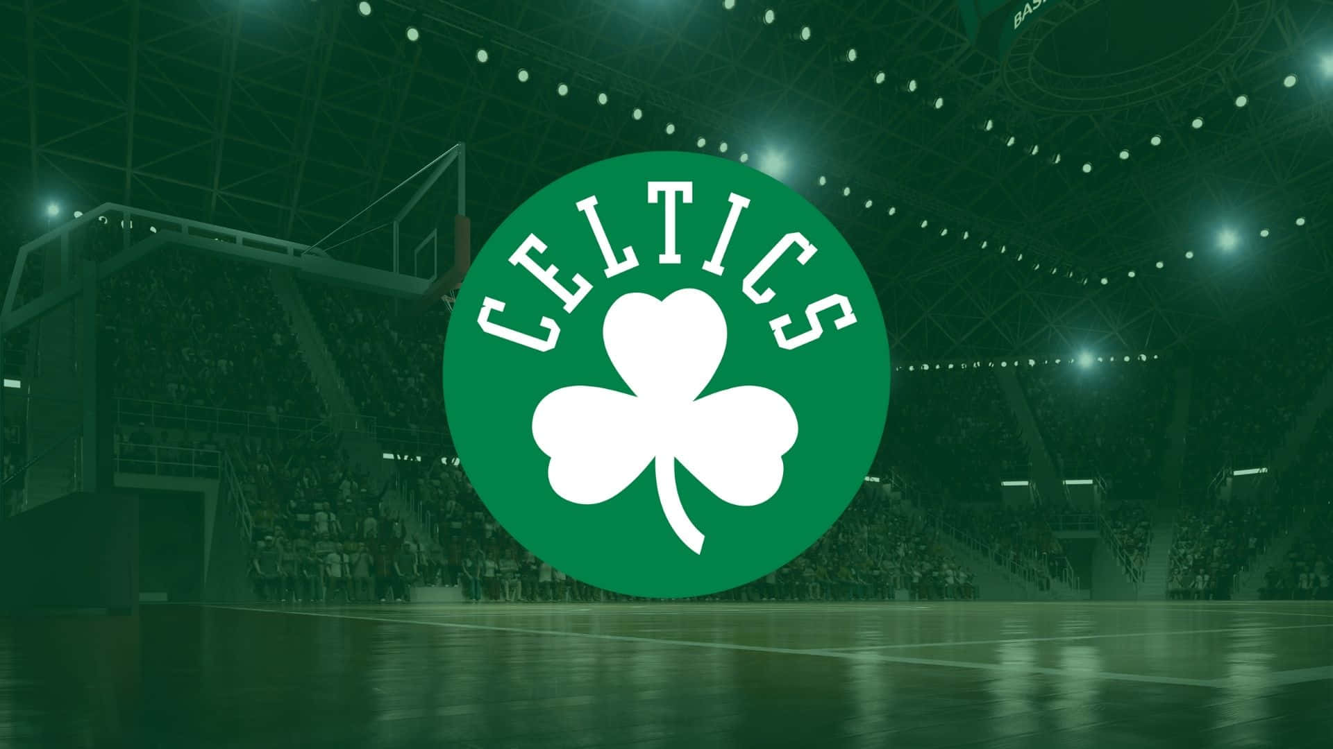 Celtics 桌布 壁紙 — 一個充滿球迷的籃球場，在明亮燈光下，球場中央有一個大型綠色 Celtics 標誌。