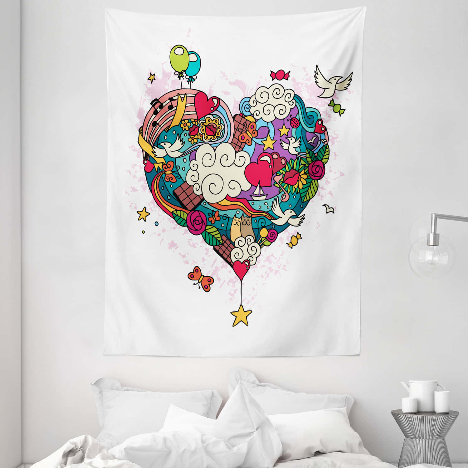 Heart Doodle 桌布 壁紙 — 一個充滿異想天開塗鴉的鮮豔彩色心形掛毯掛在簡約房間的床上方。