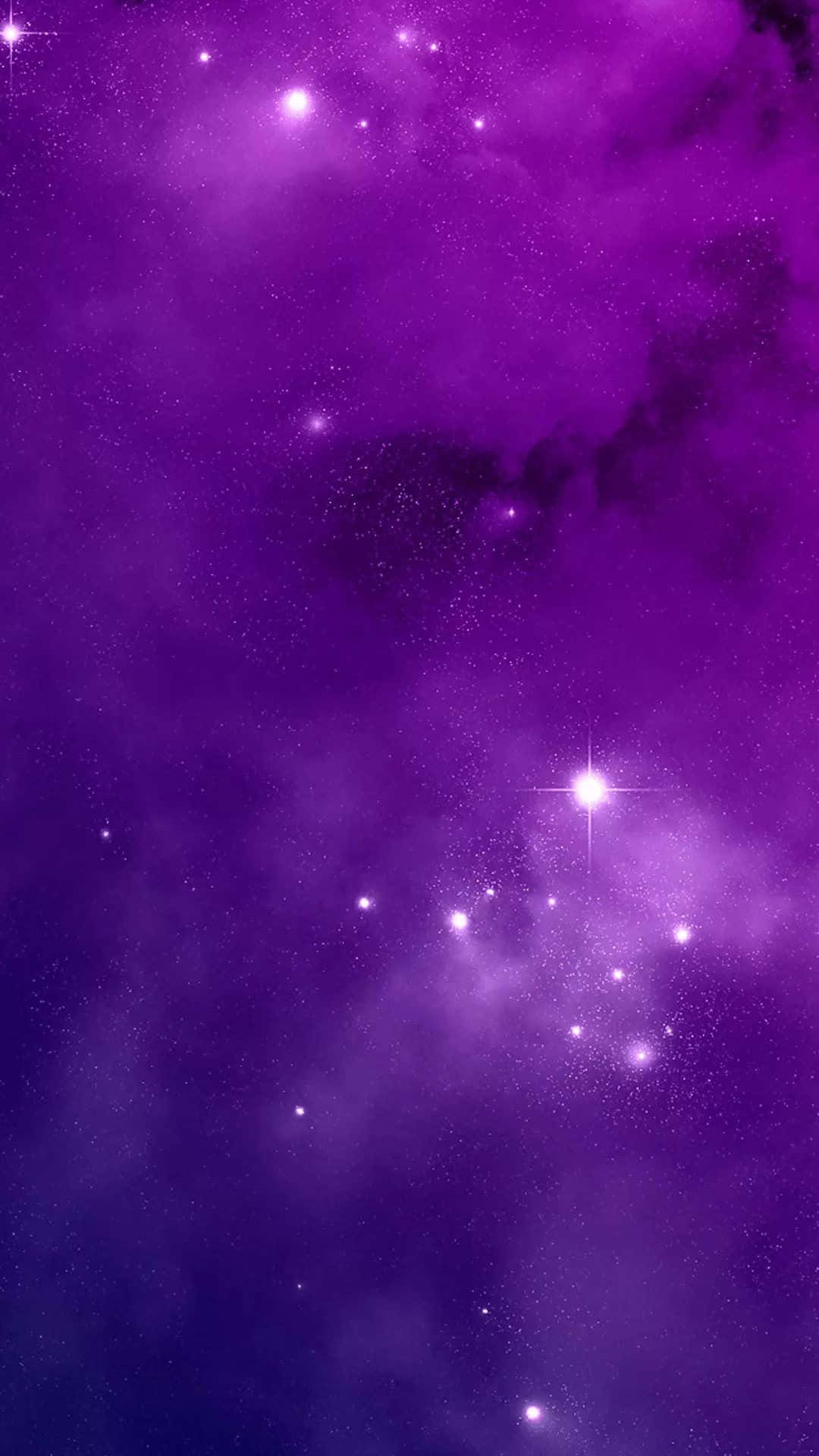 Purple Phone 桌布 壁紙 — 一個充滿發光恆星和宇宙塵埃的充滿活力的紫色星雲在深空中旋轉。