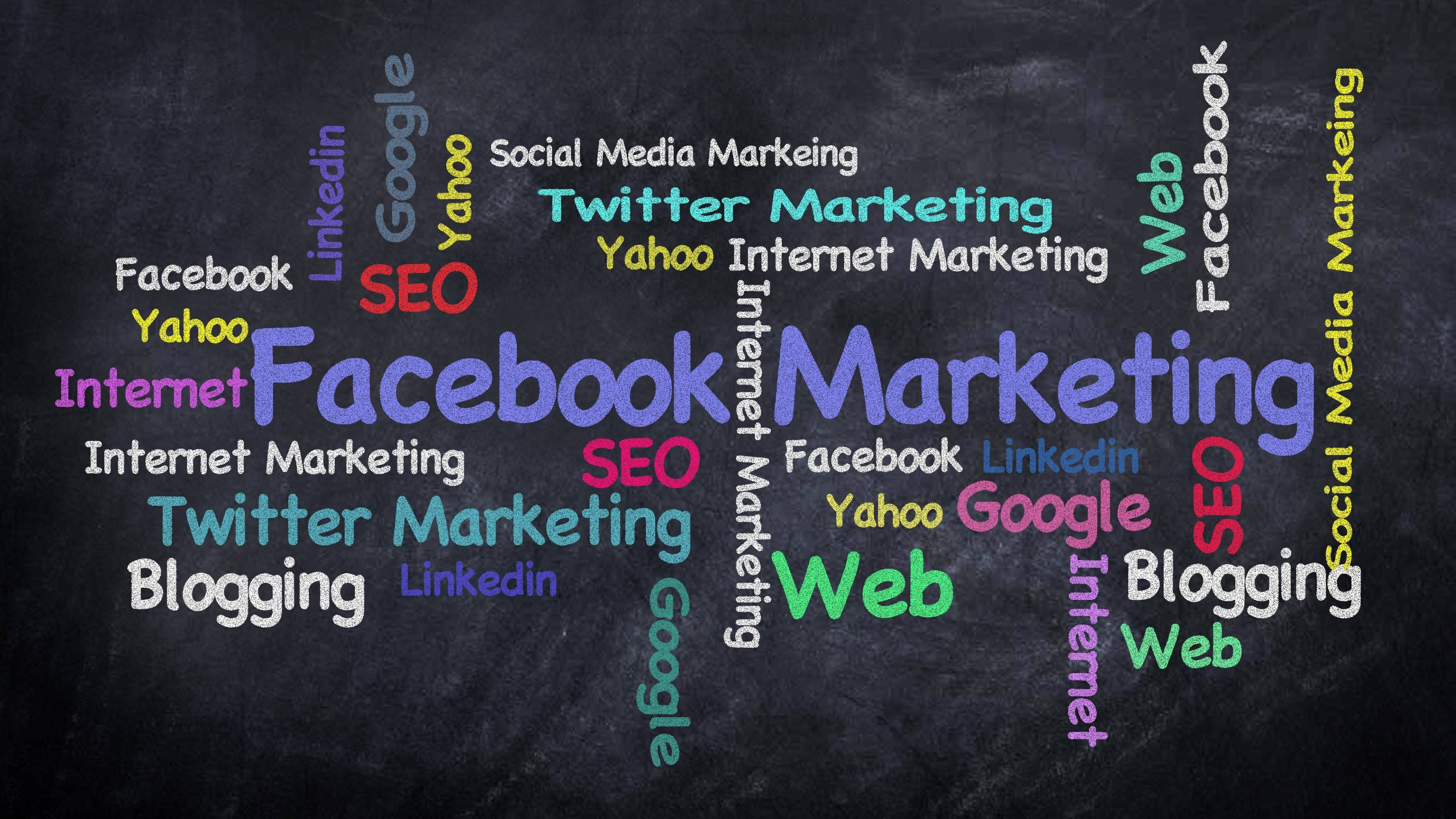 Facebook 桌布 壁紙 — 一個充滿色彩繽紛的行銷術語（例如 Facebook SEO 和 Twitter Marketing）的黑板，用粉筆寫成。