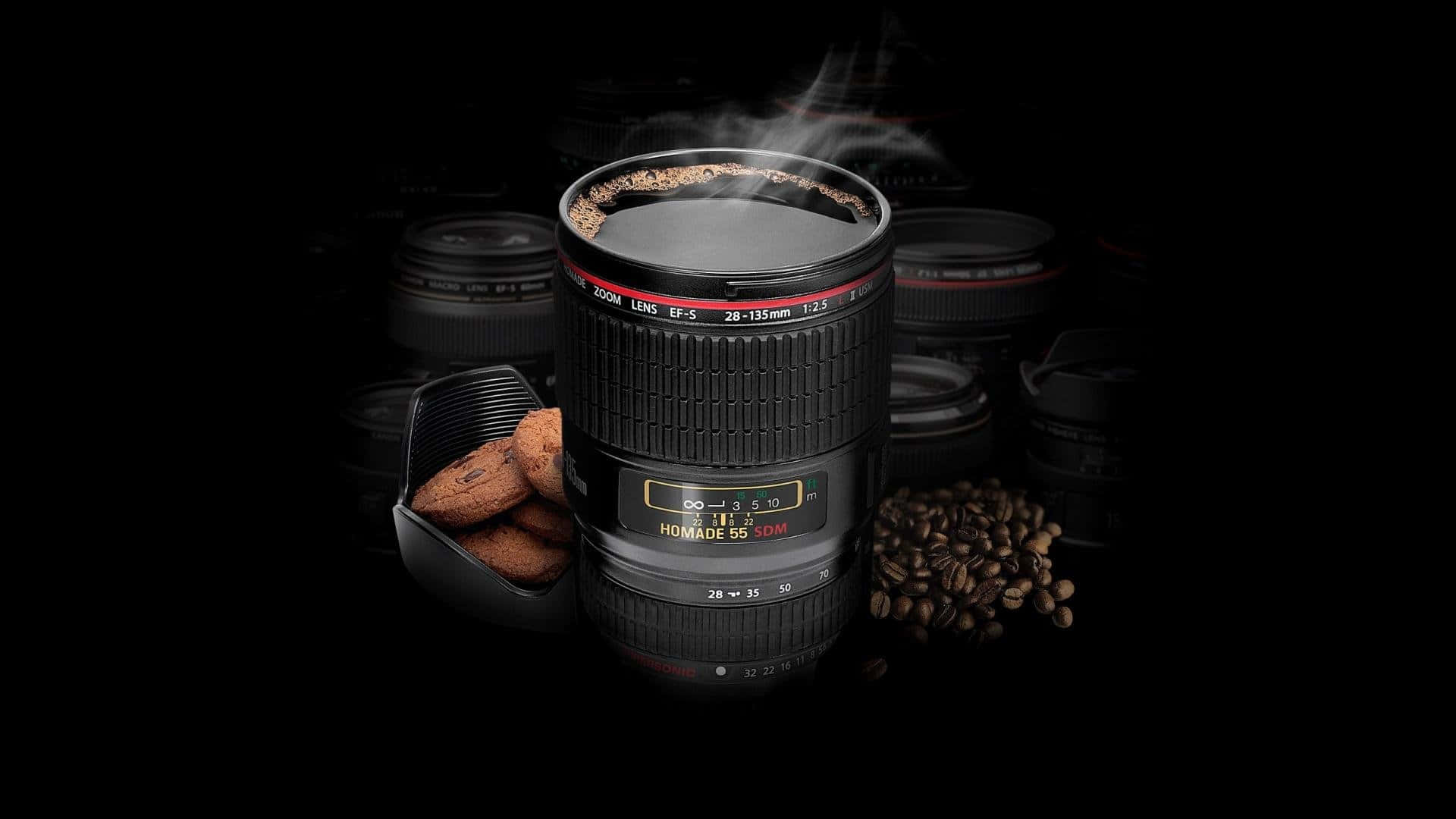 Black Coffee 桌布 壁紙 — 一個充滿蒸氣咖啡的相機鏡頭，被餅乾和咖啡豆包圍，背景為深色。