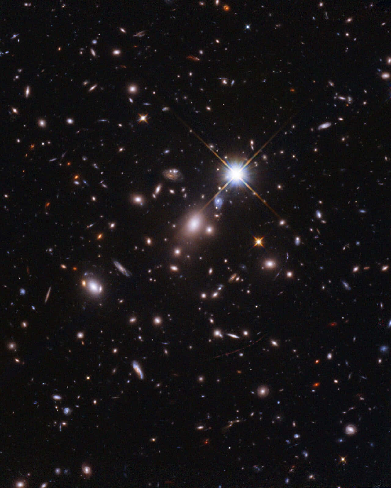 Stars 桌布 壁紙 — 一個充滿遙遠星系和一顆帶有衍射尖刺的燦爛恆星在黑色虛空中發光的宇宙景觀。
