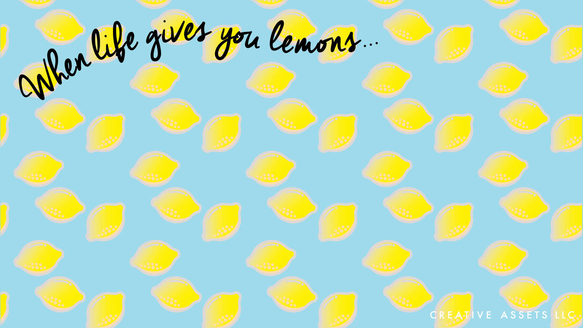 檸檬 桌布 壁紙 — 一個充滿重複黃色檸檬片和黑色草書短語「when life gives you lemons」的歡快淺藍色背景。