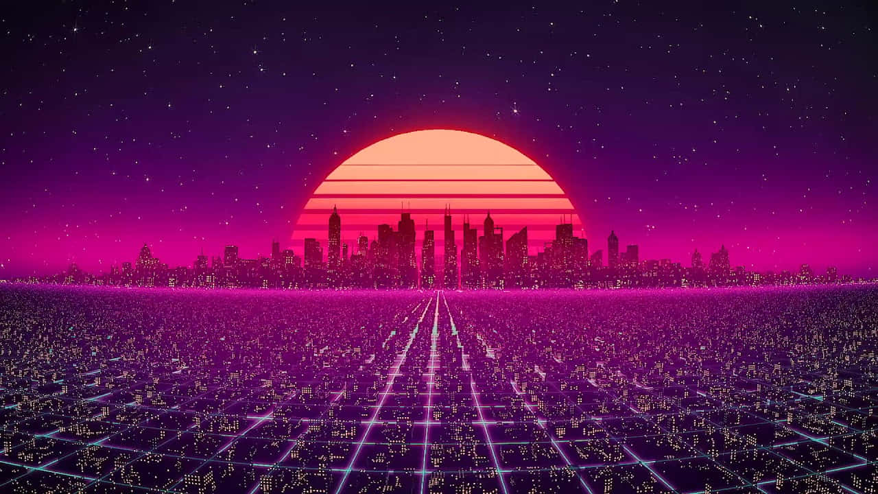 Pink City 桌布 壁紙 — 一個充滿霓虹燈的復古未來主義城市景觀，日落時分，發光的網格地板和巨大的條紋太陽。