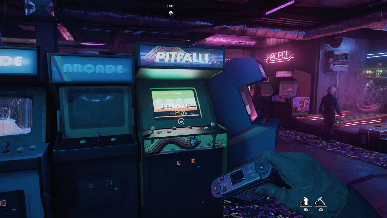 arcade 桌布 壁紙 — 一個充滿霓虹燈的復古遊戲機中心，發光的機台和前景中握著控制器的玩家。
