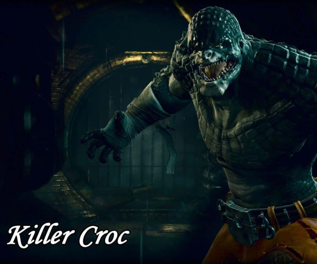 Killer Croc 桌布 壁紙 — 一個兇猛的 Killer Croc 在黑暗、骯髒的下水道隧道中向前猛撲，眼睛發光，牙齒外露。