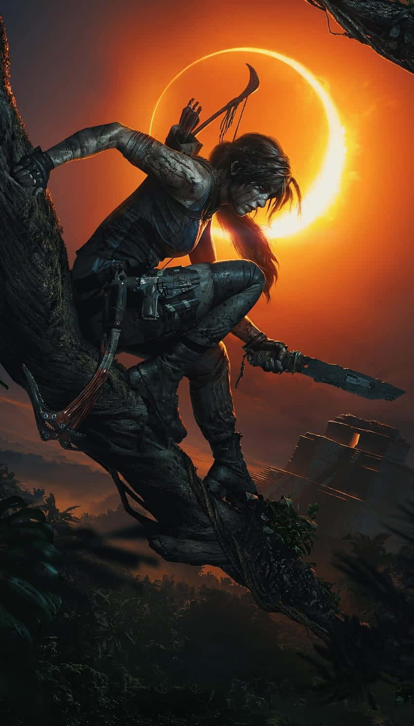 iPhone Xs Rise Of The Tomb Raider 桌布 壁紙 — 一個兇猛的冒險家緊抓著樹枝，背景是熾熱的橙色日食。