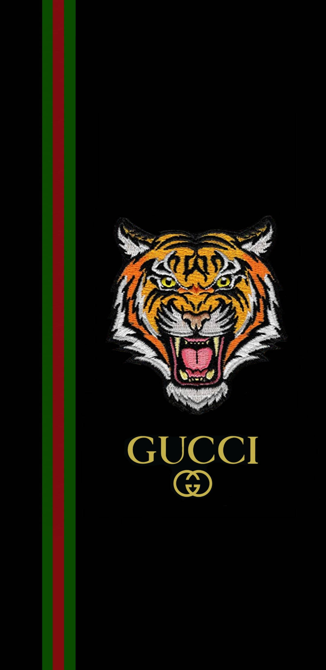 Gucci iPhone 桌布 壁紙 — 一個兇猛的刺繡虎頭，張開嘴巴，黃色眼睛，居中在黑色背景上，帶有綠色紅色條紋和下方的金色Gucci標誌。