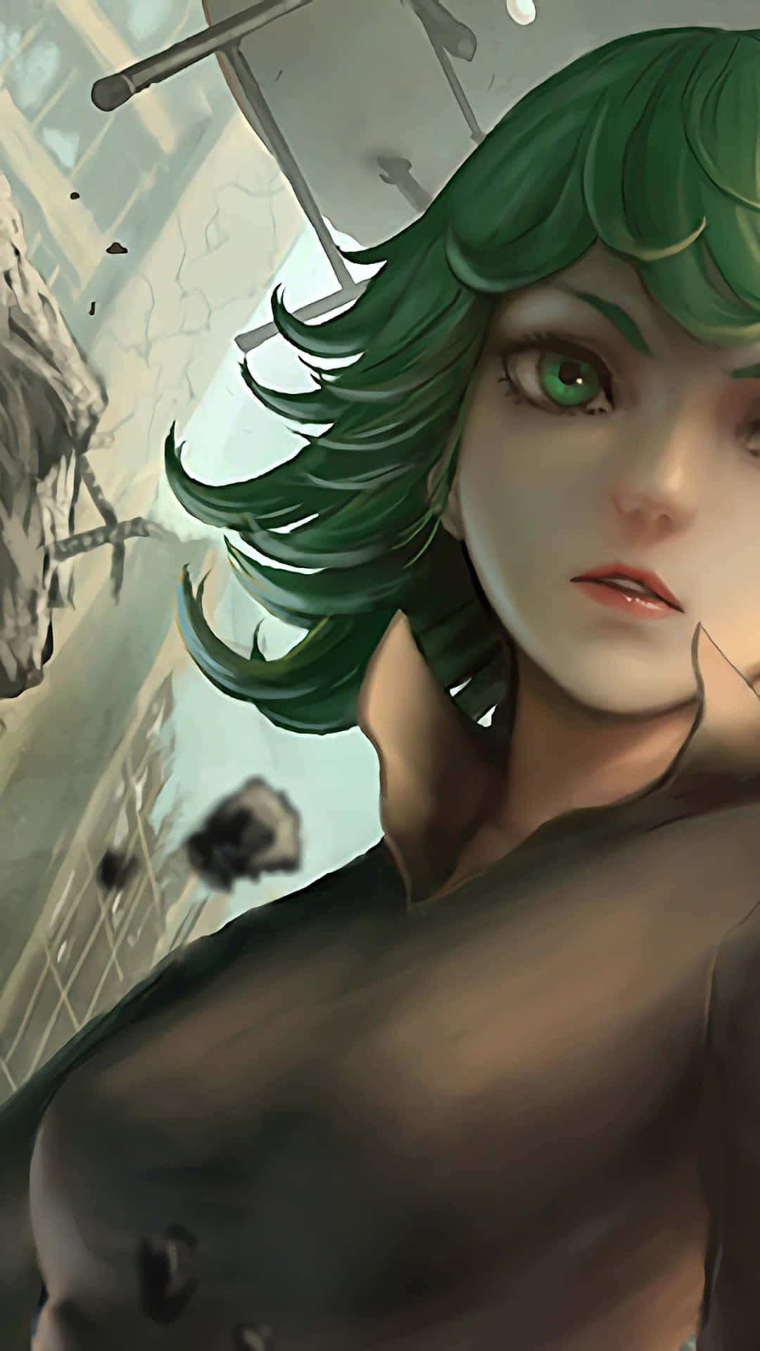 Tatsumaki 桌布 壁紙 — 一個兇猛的動漫女孩，擁有充滿活力的綠色頭髮和眼睛，在破敗的城市背景下強烈凝視。