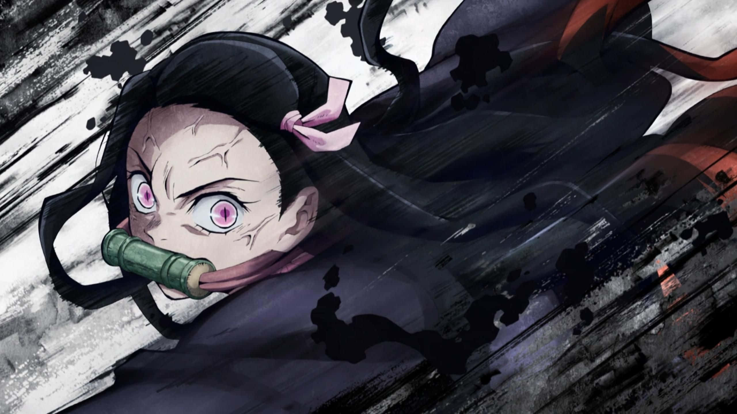 Kimetsu No Yaiba 桌布 壁紙 — 一個兇猛的動漫女孩，有著粉紅色的眼睛和黑色頭髮，頭髮上帶有粉紅色絲帶，她手持竹劍向前衝刺，背景是混亂的墨水飛濺。
