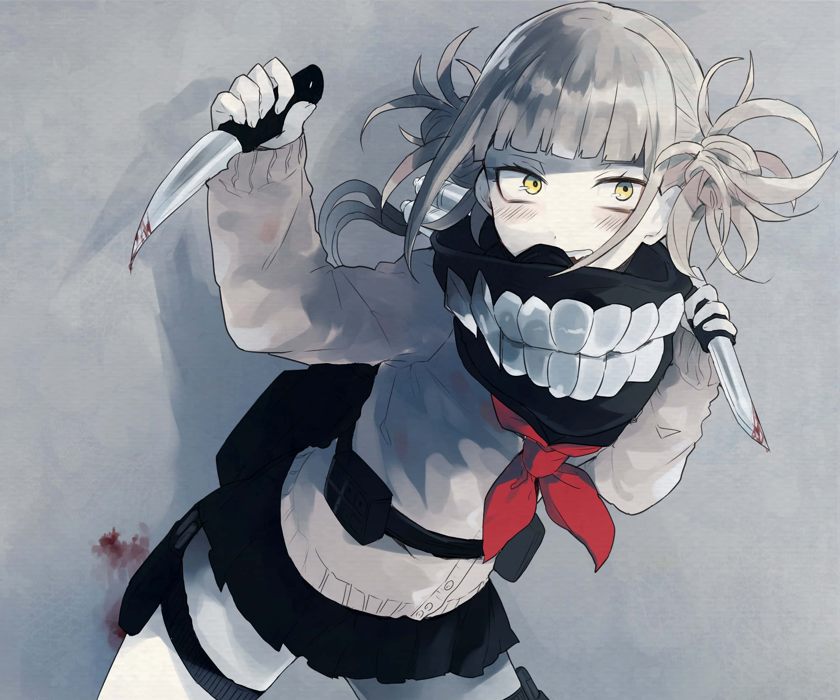 Himiko Toga Aesthetic 桌布 壁紙 — 一個兇猛的動漫少女，銀色頭髮，咧嘴而笑，在灰色背景前揮舞兩把刀。