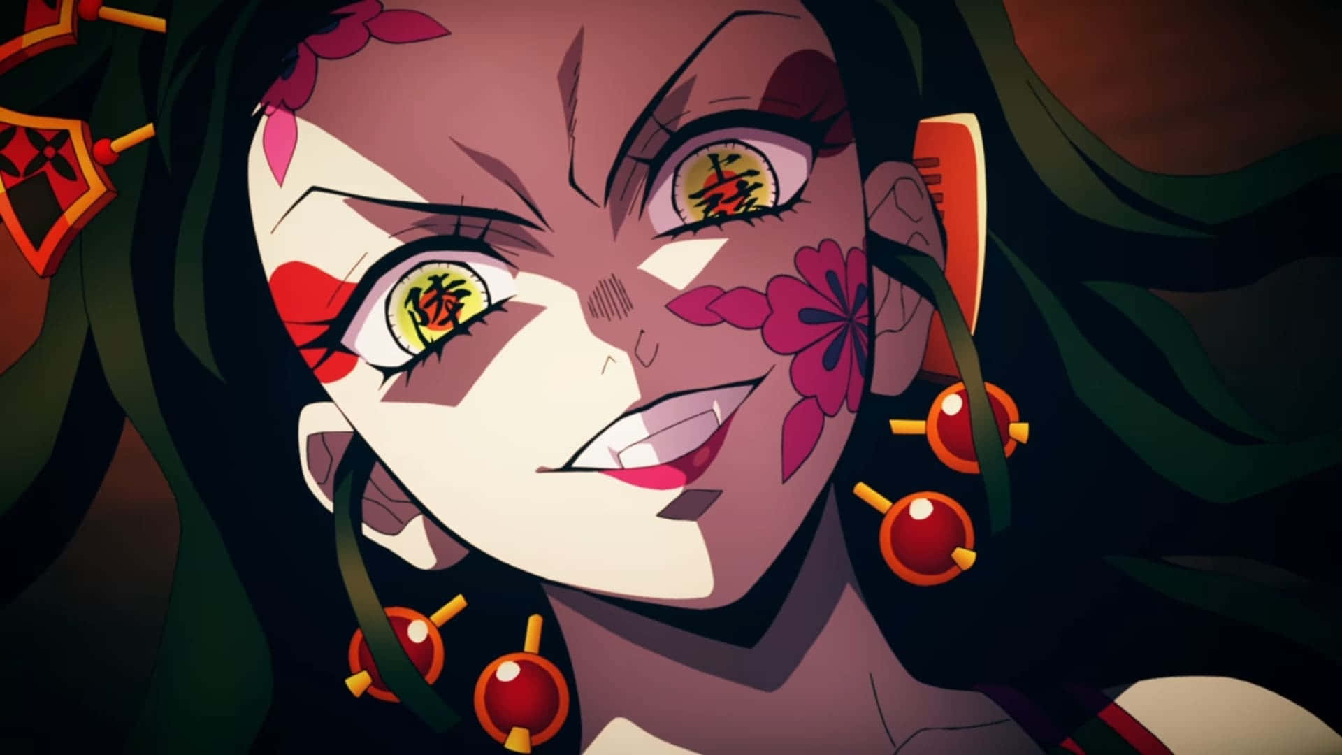 動漫 桌布 壁紙 — 一個兇猛的動漫惡魔女孩，擁有發光的眼睛和花卉臉部彩繪，在黑暗背景下威脅地微笑。