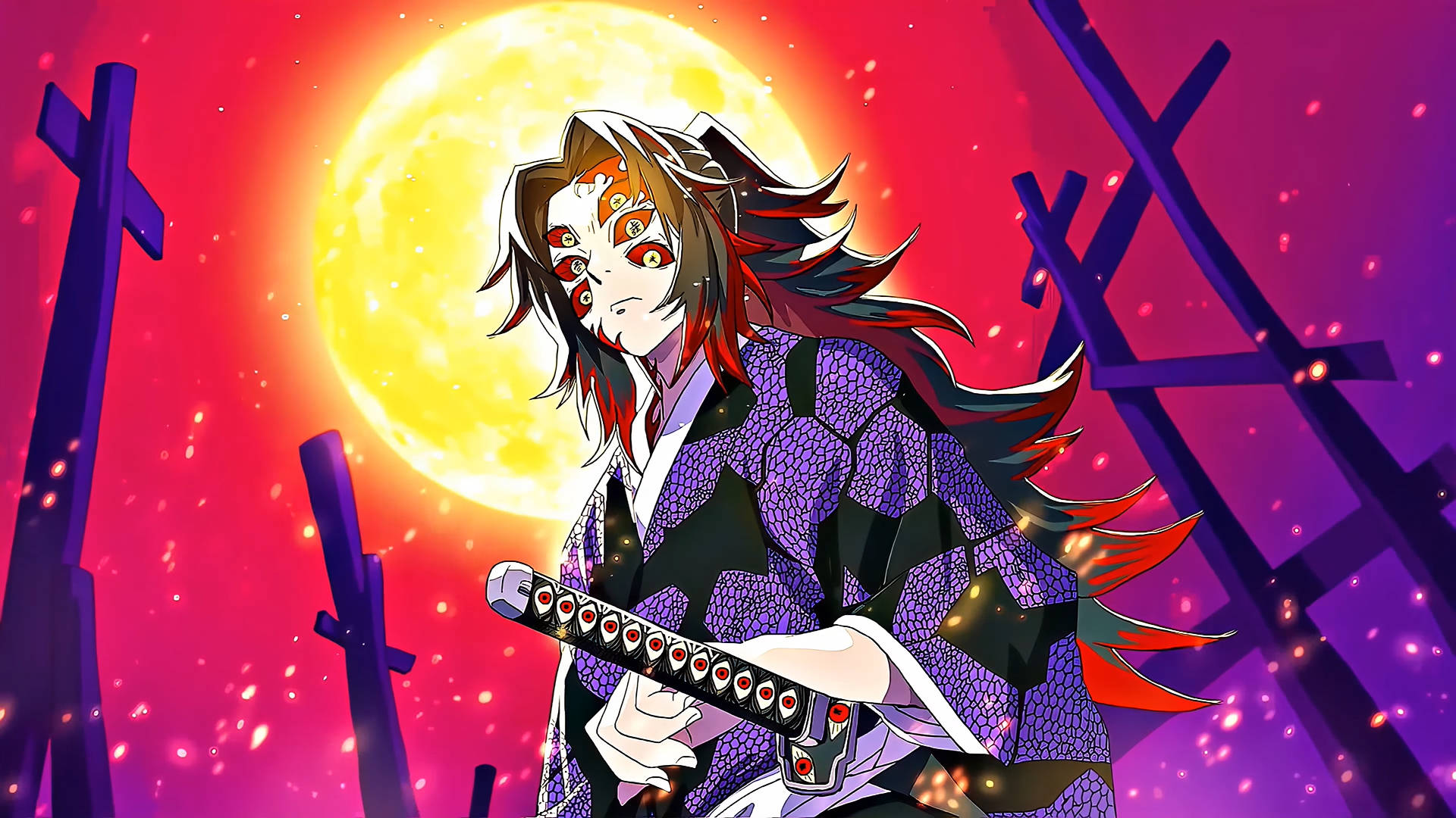 Kokushibo 桌布 壁紙 — 一個兇猛的動漫惡魔獵人站在發光的黃色月亮前，在紫色墓碑之間，天空如火。