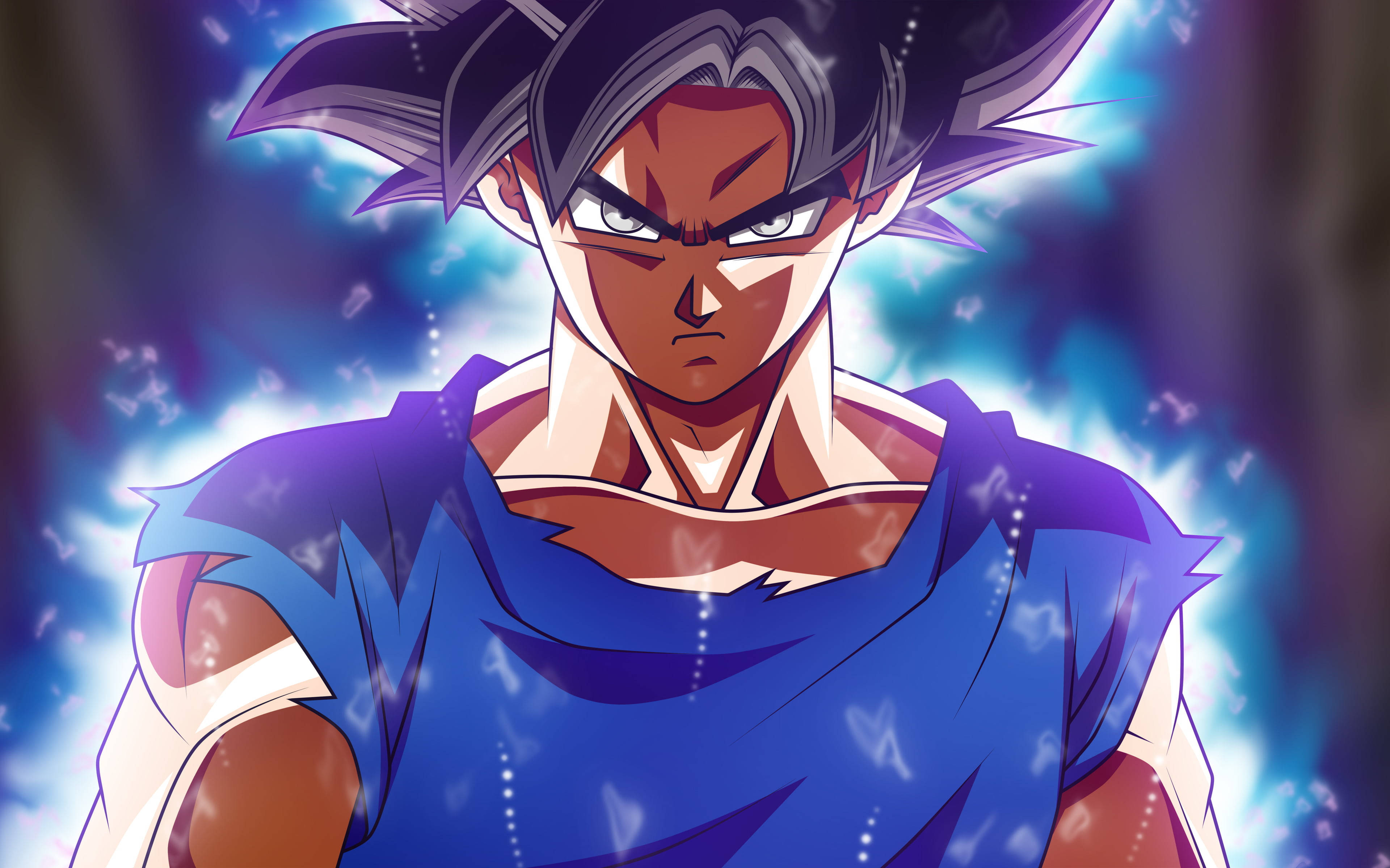 Dbz 桌布 壁紙 — 一個兇猛的動漫戰士，有著刺蝟般的黑髮和發光的藍色光環，在宇宙能量背景下強烈地凝視著。
