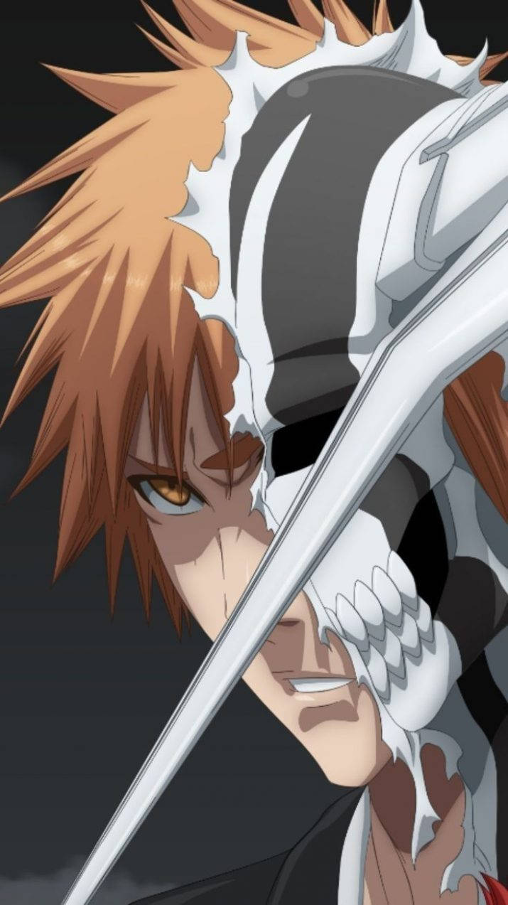Bleach iPhone 桌布 壁紙 — 一個兇猛的動漫戰士，有著尖刺的橙色頭髮和骷髏面具，在黑暗的背景中緊握著一把閃閃發光的劍。