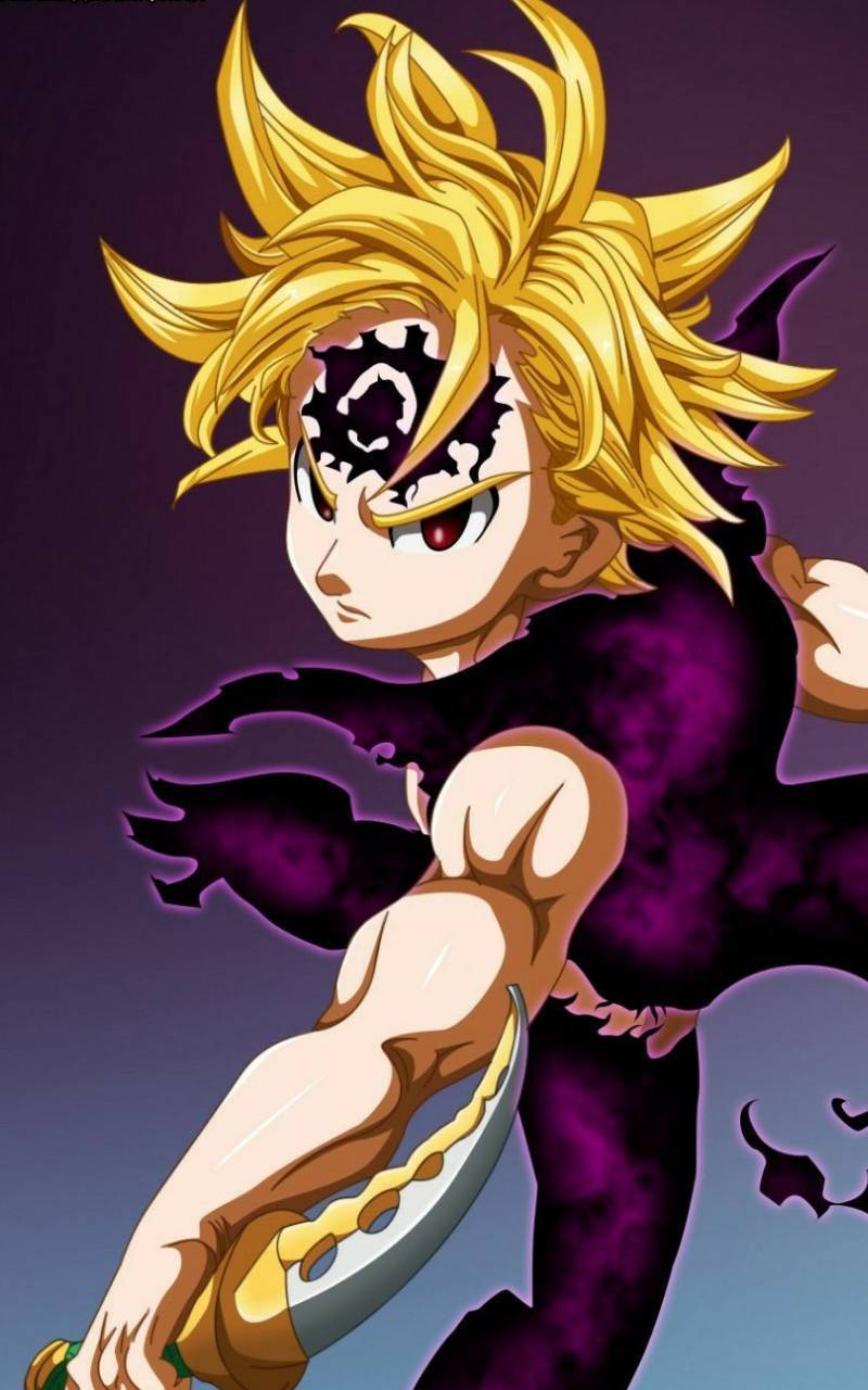Meliodas 桌布 壁紙 — 一個兇猛的動漫戰士，有著尖刺的金色頭髮和黑色眼罩，在深紫色漸變背景前揮舞著彎曲的刀刃。