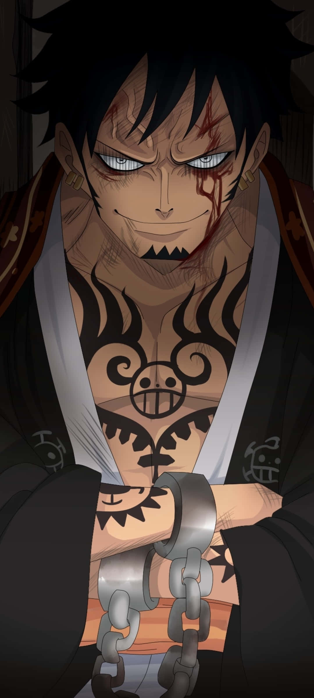 One Piece Trafalgar Law 桌布 壁紙 — 一個兇猛的動漫戰士，黑髮，滿臉鮮血，身穿深色長袍，手腕上纏著沉重的鎖鏈。