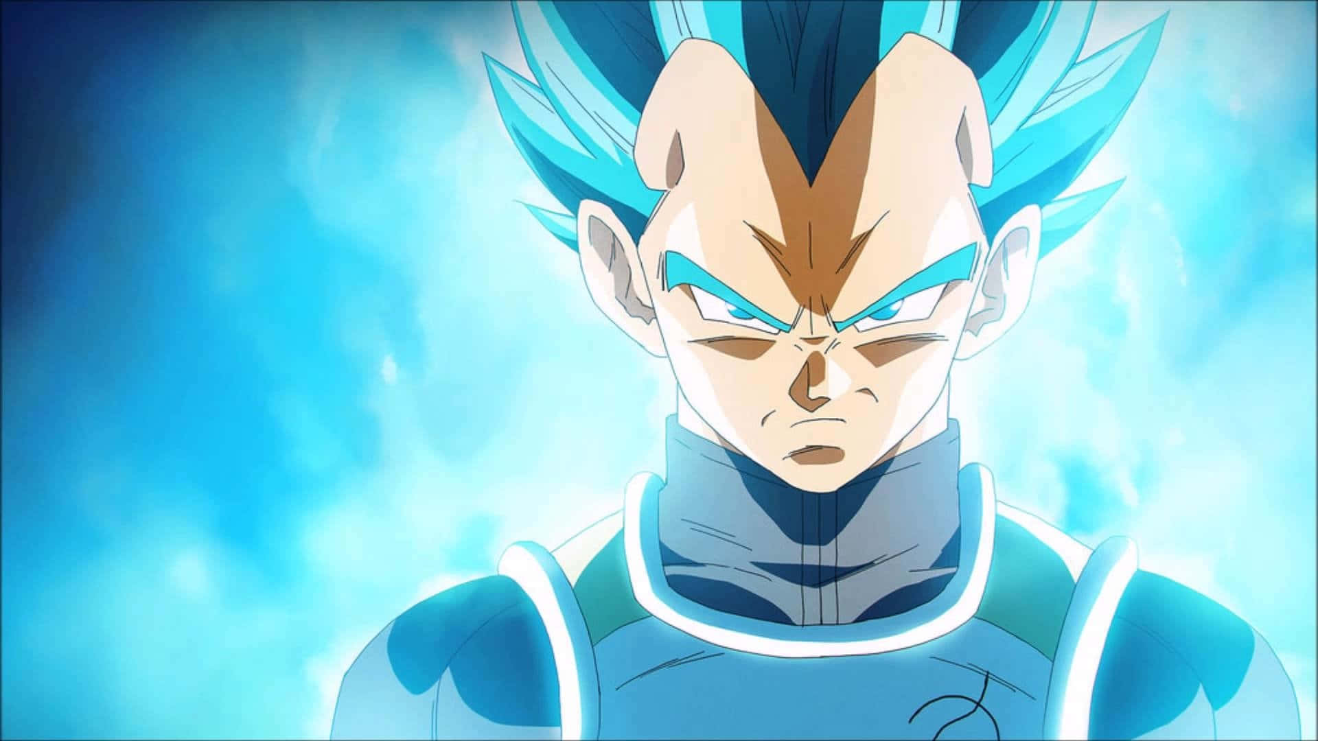 Cool Vegeta 桌布 壁紙 — 一個兇猛的動漫角色，擁有尖刺的藍色頭髮和發光的眼睛，在明亮的藍色雲朵背景下強烈地凝視。