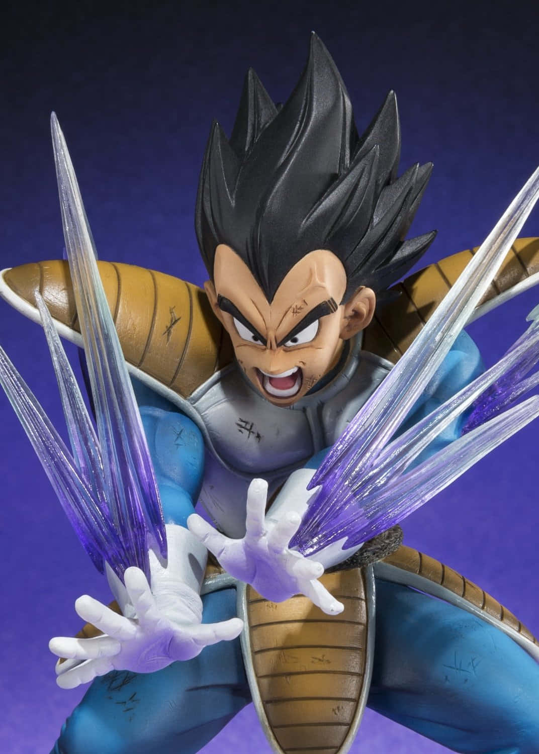 Vegeta Galick Gun 桌布 壁紙 — 一個兇猛的動漫角色，擁有尖刺的黑髮和從手中噴發出的發光紫色能量刃，背景是深紫色。
