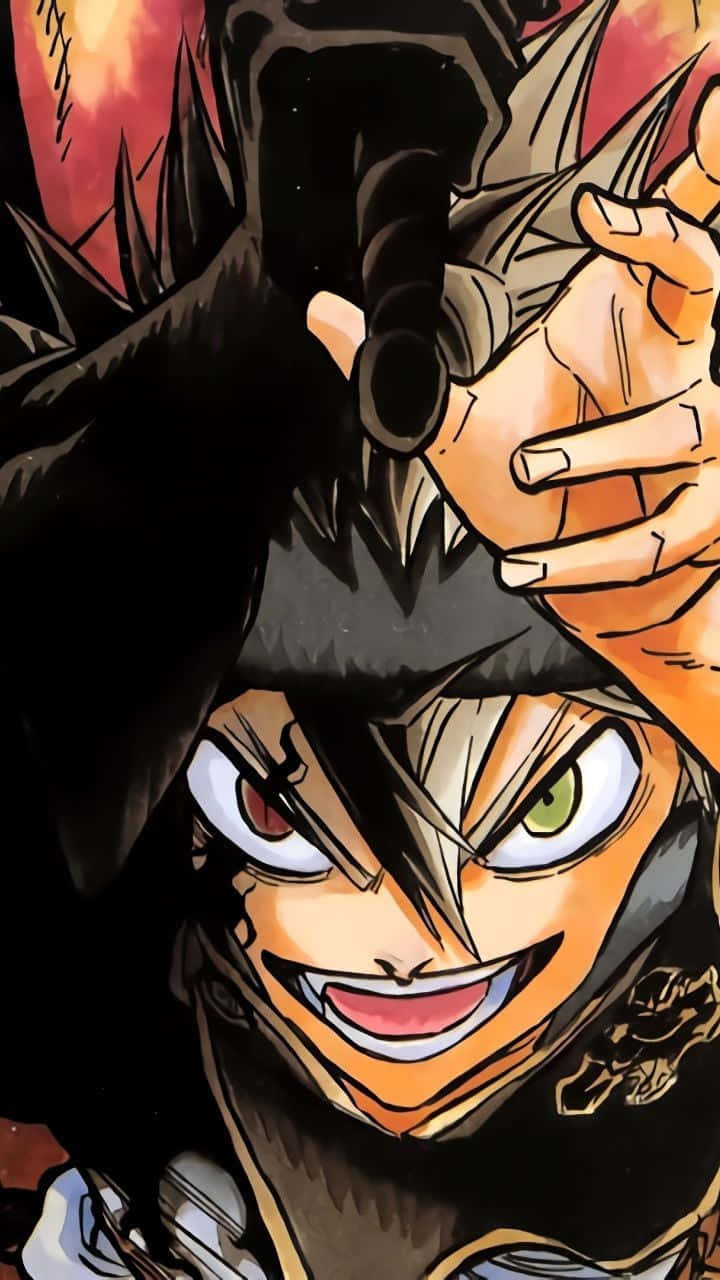 Black Clover Anime 桌布 壁紙 — 一個兇猛的動漫角色，擁有尖刺頭髮和發光的眼睛，在火熱的背景中緊握武器。