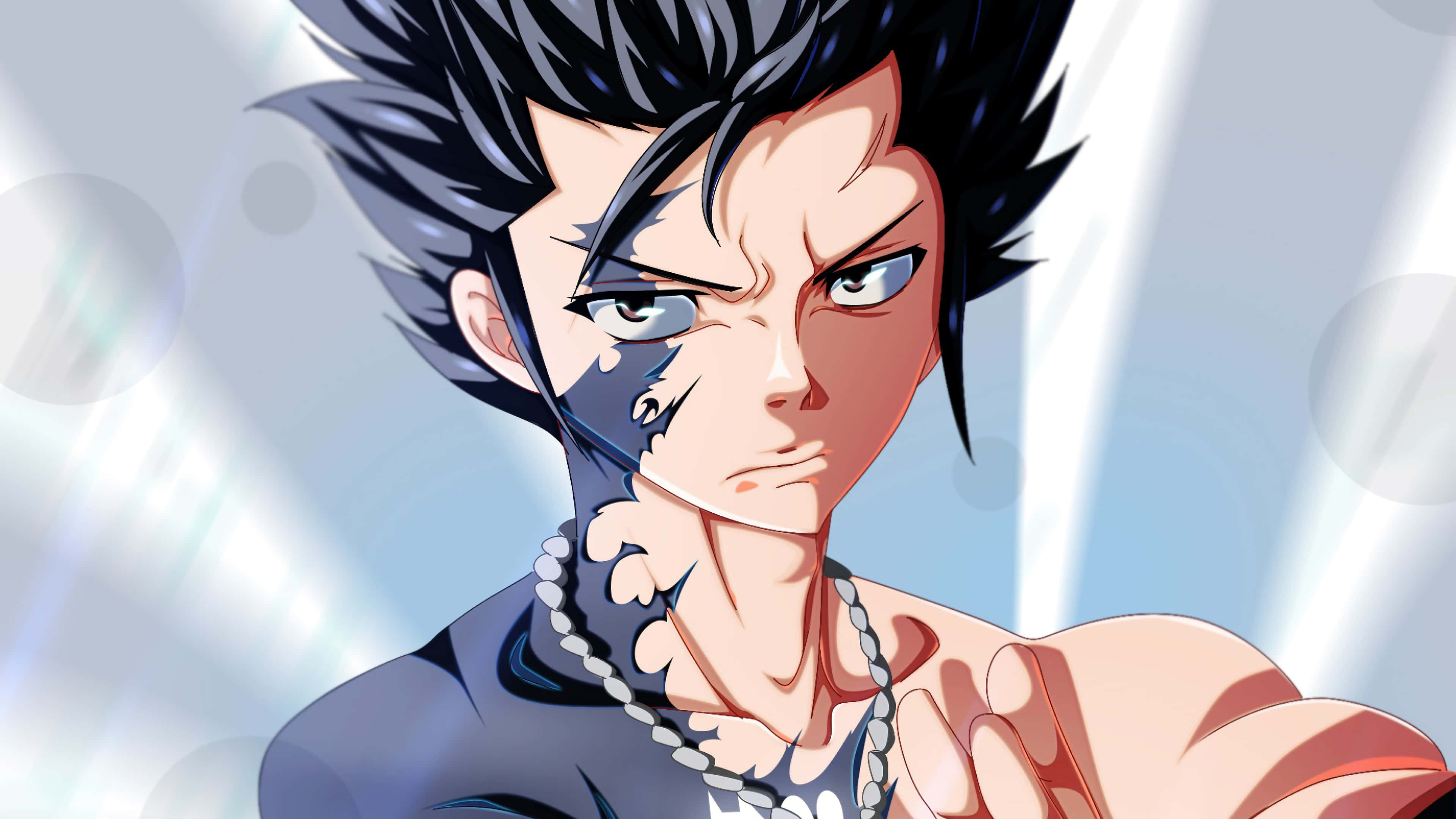 Gray Fullbuster 桌布 壁紙 — 一個兇猛的動漫角色，有著尖刺的黑髮和強烈的藍眼睛，以堅定的表情向前凝視。