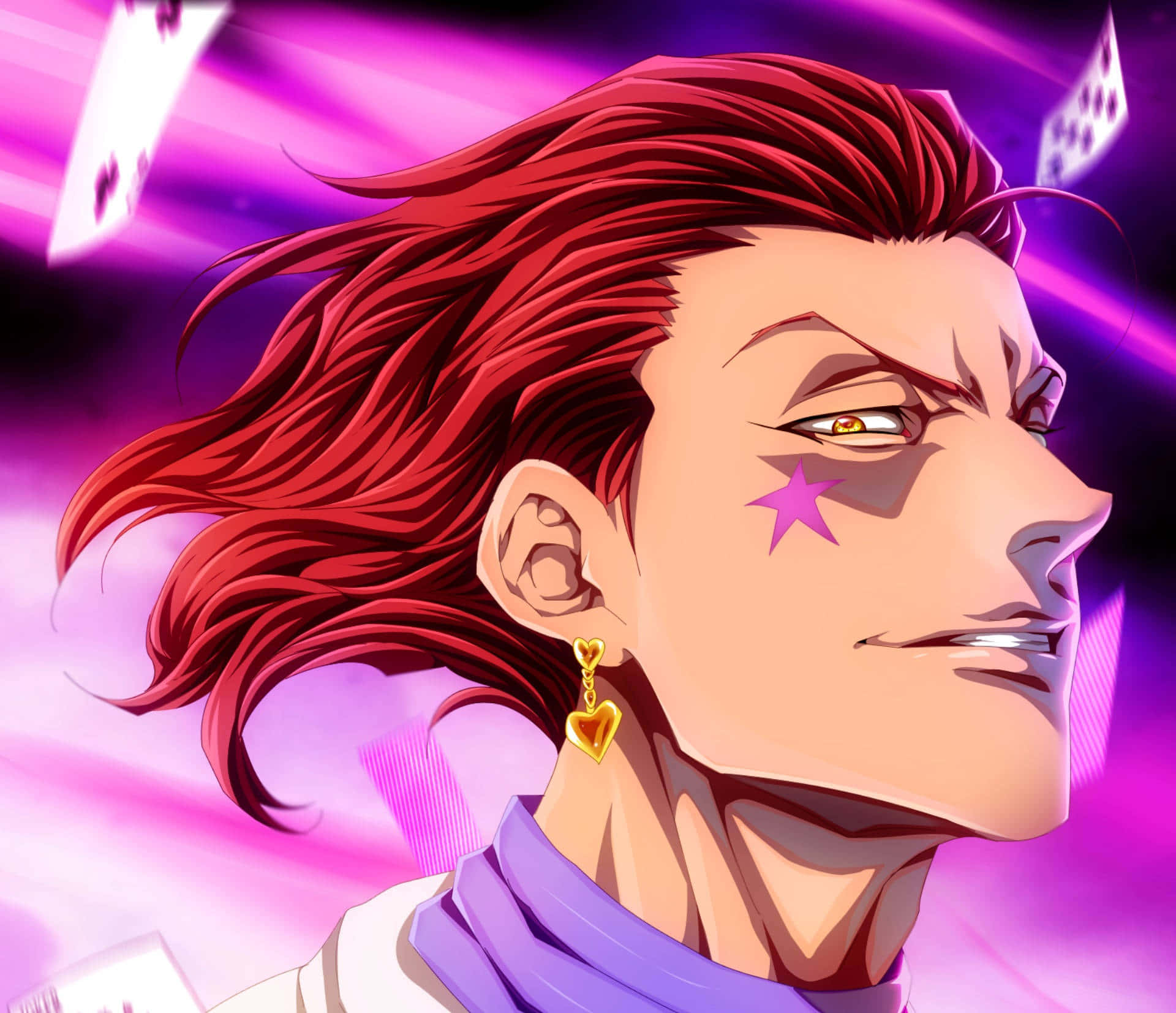 Hisoka Morow 桌布 壁紙 — 一個兇猛的動漫角色，紅髮和星星刺青，在充滿漂浮撲克牌的鮮豔紫色背景上冷笑。