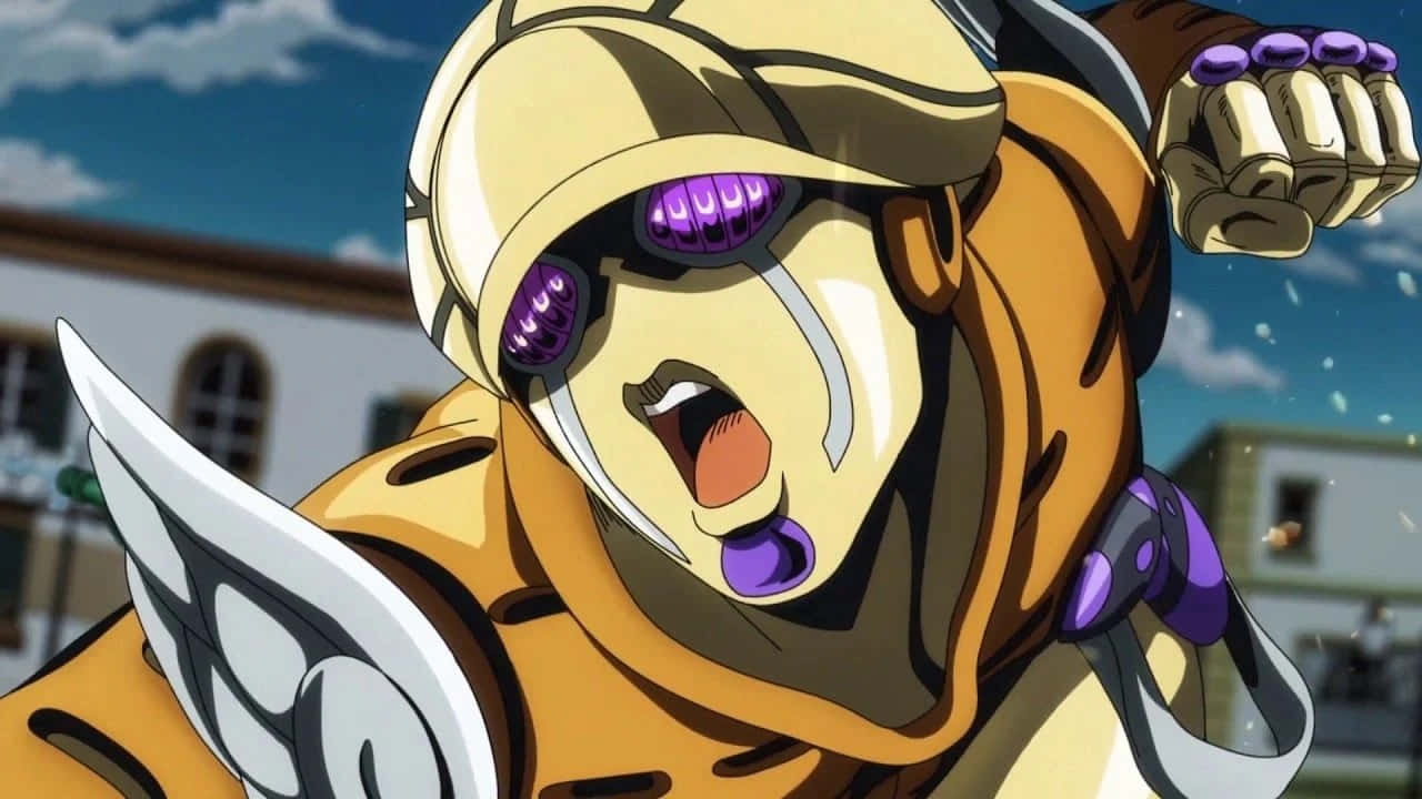 Gold Experience Jojo 桌布 壁紙 — 一個兇猛的動漫角色，身穿金色和紫色裝備，在陽光明媚的城市背景下握緊拳頭咆哮。