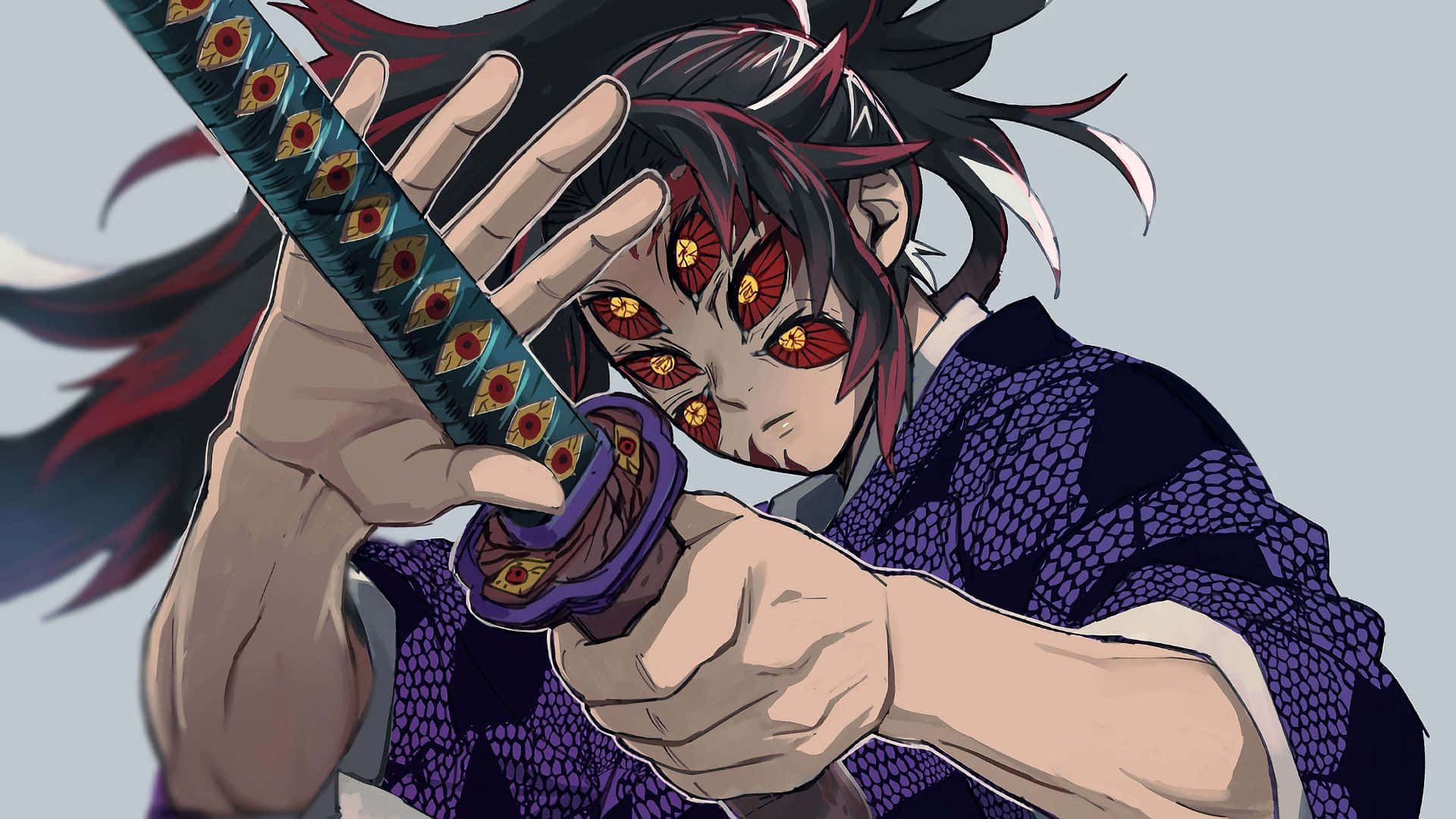 Demon Slayer Manga 桌布 壁紙 — 一個兇猛的動畫惡魔，紅眼睛黑頭髮，在純色背景前握著一把有圖案的劍。