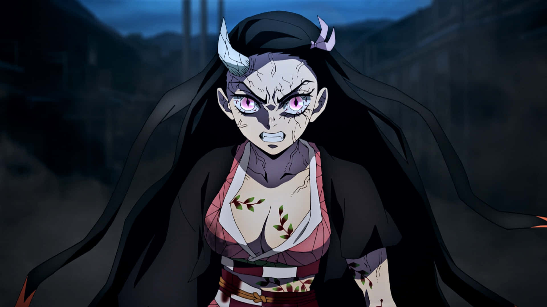 禰豆子 桌布 壁紙 — 一個兇猛的動畫惡魔女人，擁有發光的粉紅色眼睛和黑色角，夜晚站在黑暗霧氣瀰漫的城市廢墟中。
