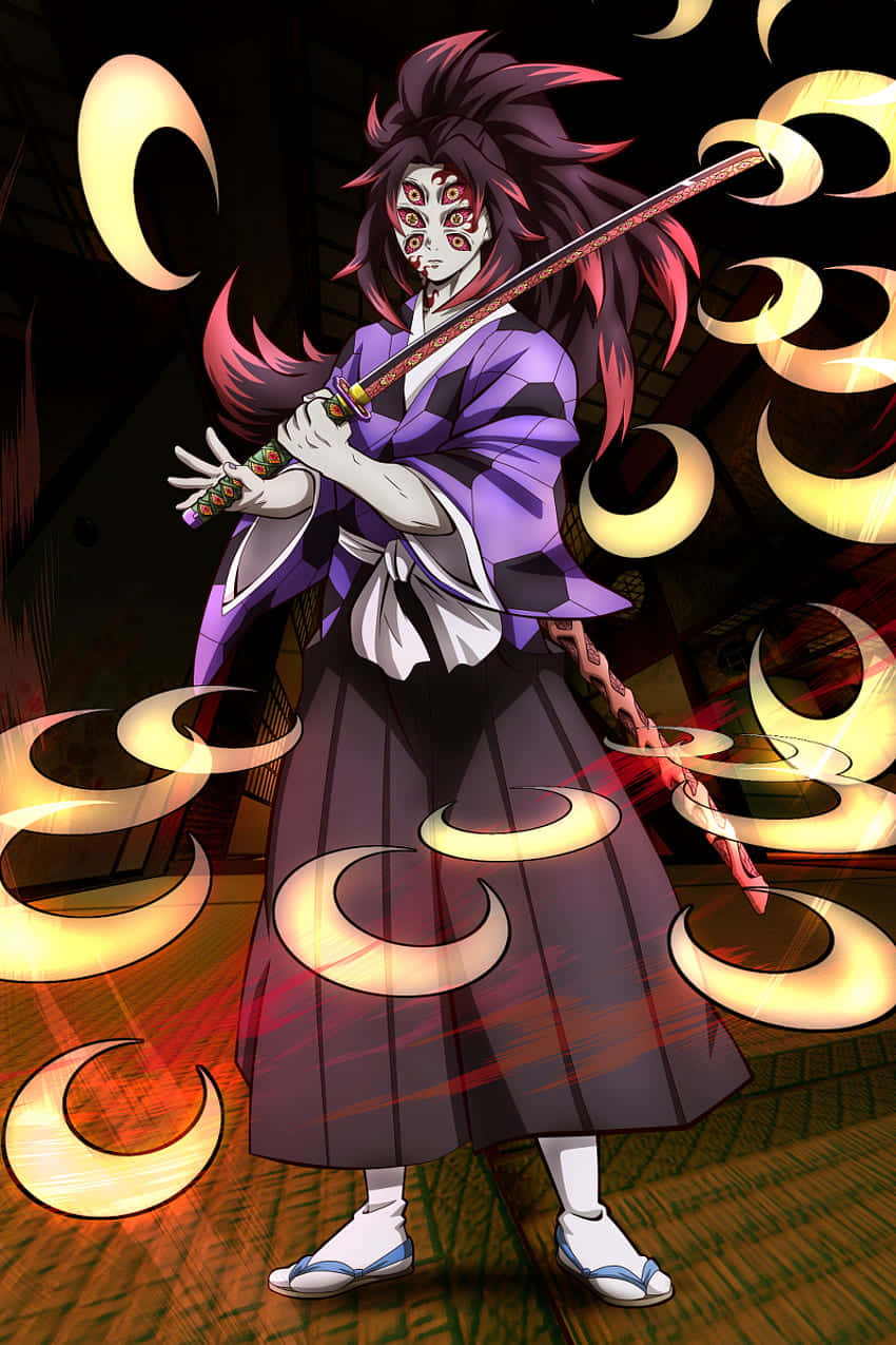鬼滅之刃 桌布 壁紙 — 一個兇猛的動畫惡魔武士，擁有發光的紅眼和紫色頭髮，揮舞著一把被旋轉的金色新月刀片包圍的劍。