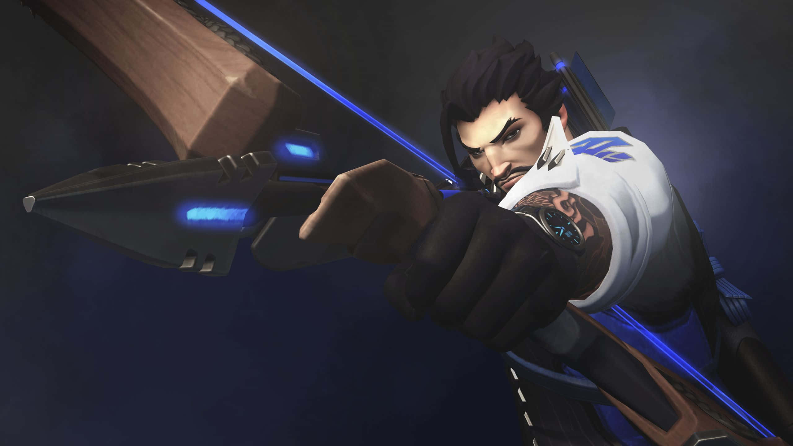 Overwatch Hanzo 桌布 壁紙 — 一個兇猛的動畫戰士在黑暗煙霧繚繞的背景中，專注地瞄準一把發光的藍色能量弓。