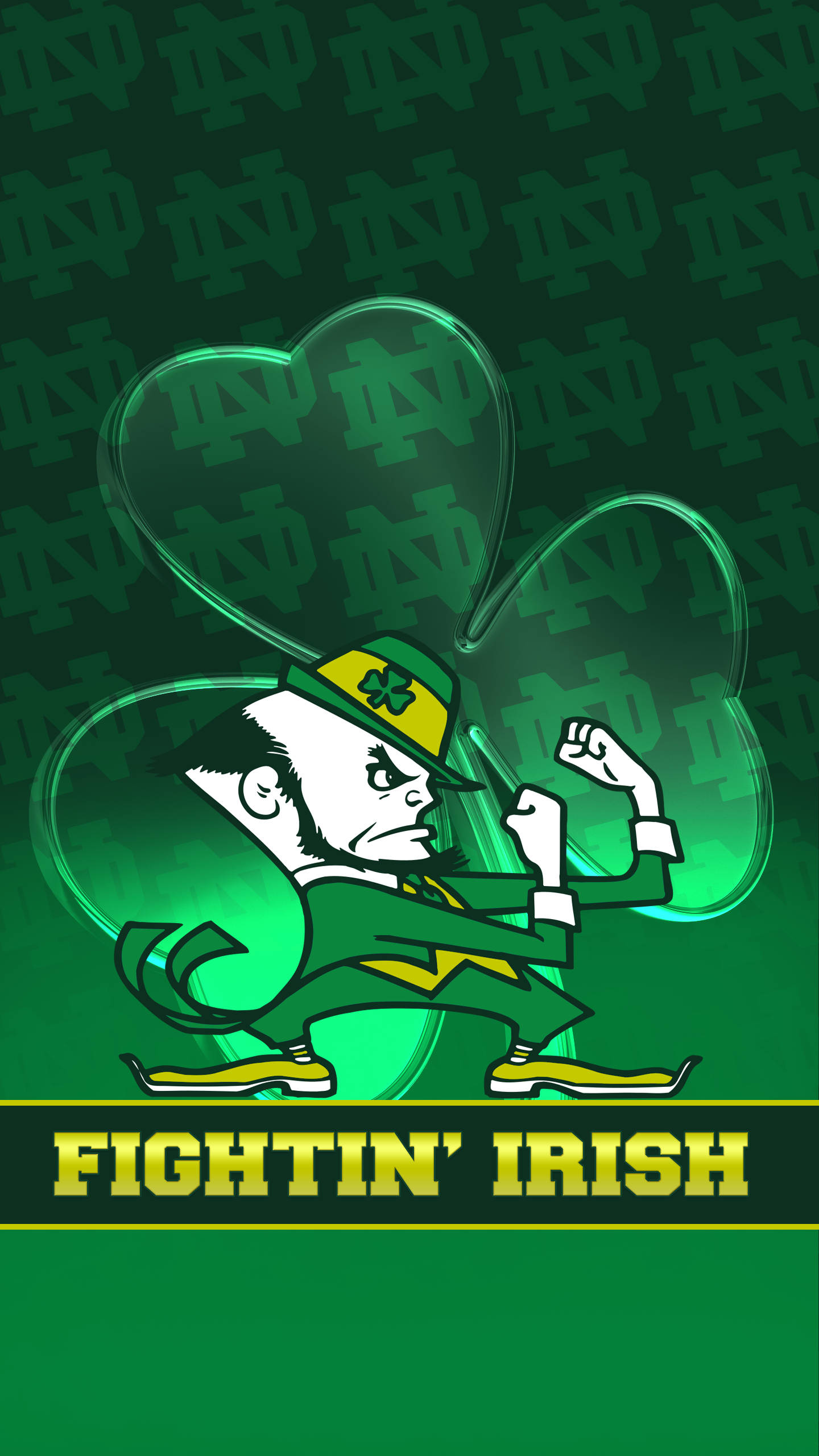 Notre Dame Football 桌布 壁紙 — 一個兇猛的卡通妖精，身穿綠色和金色，在發光的三葉草下展示肌肉，背景是重複的標誌。