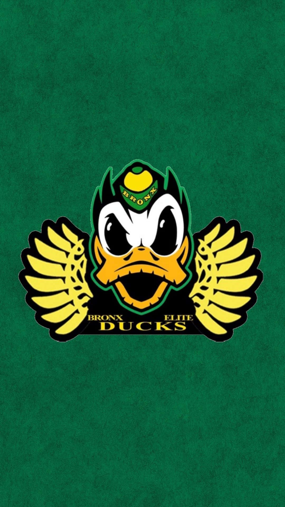 Oregon Ducks 桌布 壁紙 — 一個兇猛的卡通鴨吉祥物，黃色翅膀和綠色頭盔，在帶紋理的綠色背景上。