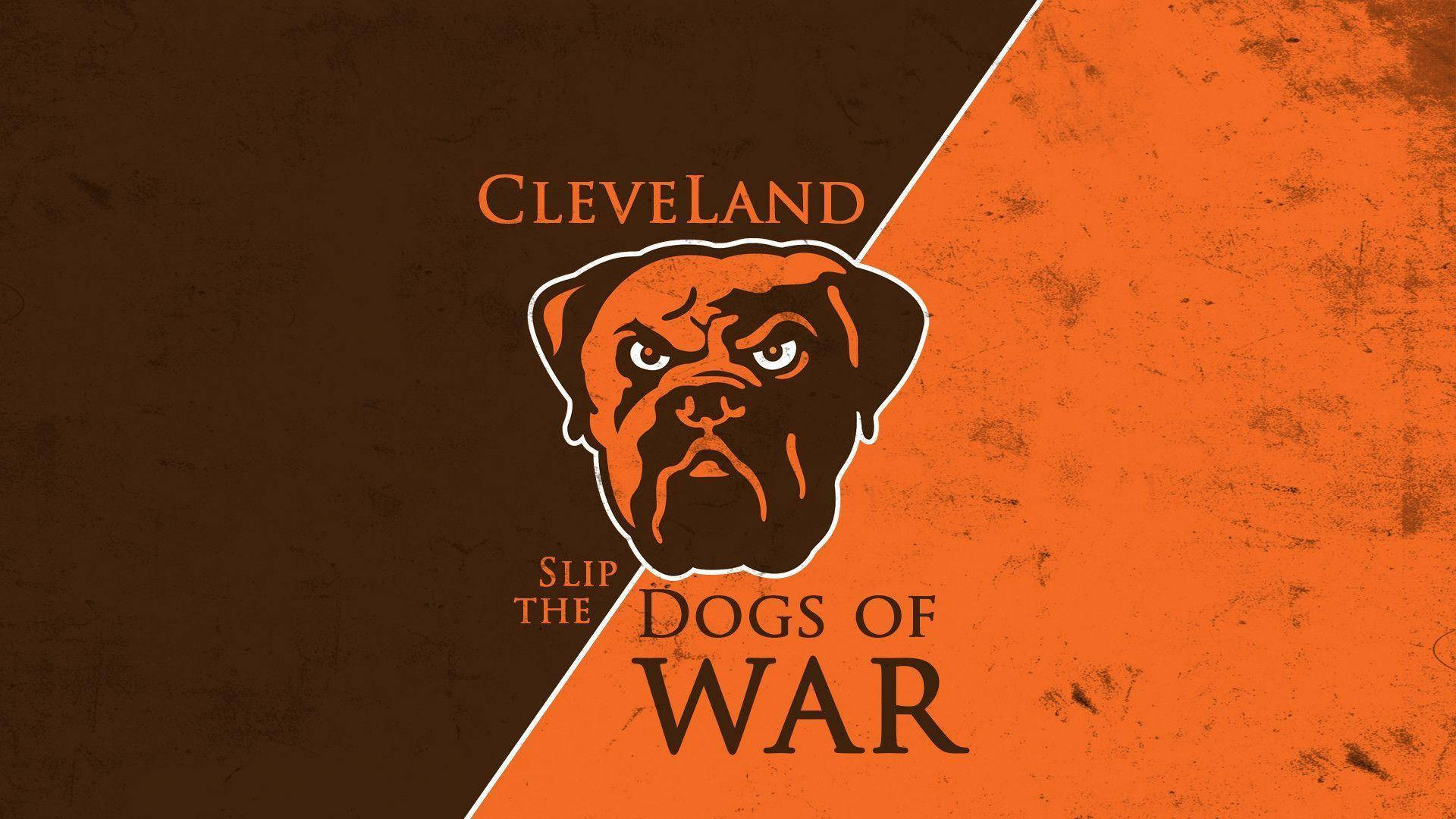 克里夫蘭布朗 桌布 壁紙 — 一個兇猛的哈巴狗標誌，帶有「Cleveland Slip the Dogs of War」文字，背景為分裂的棕色和橙色紋理背景。