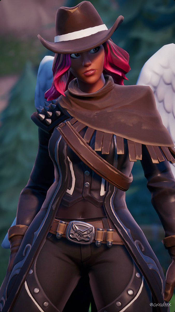 calamity fortnite 桌布 壁紙 — 一個兇猛的女牛仔角色，擁有粉紅色頭髮和天使翅膀，自信地穿著堅固的皮革服裝站立。
