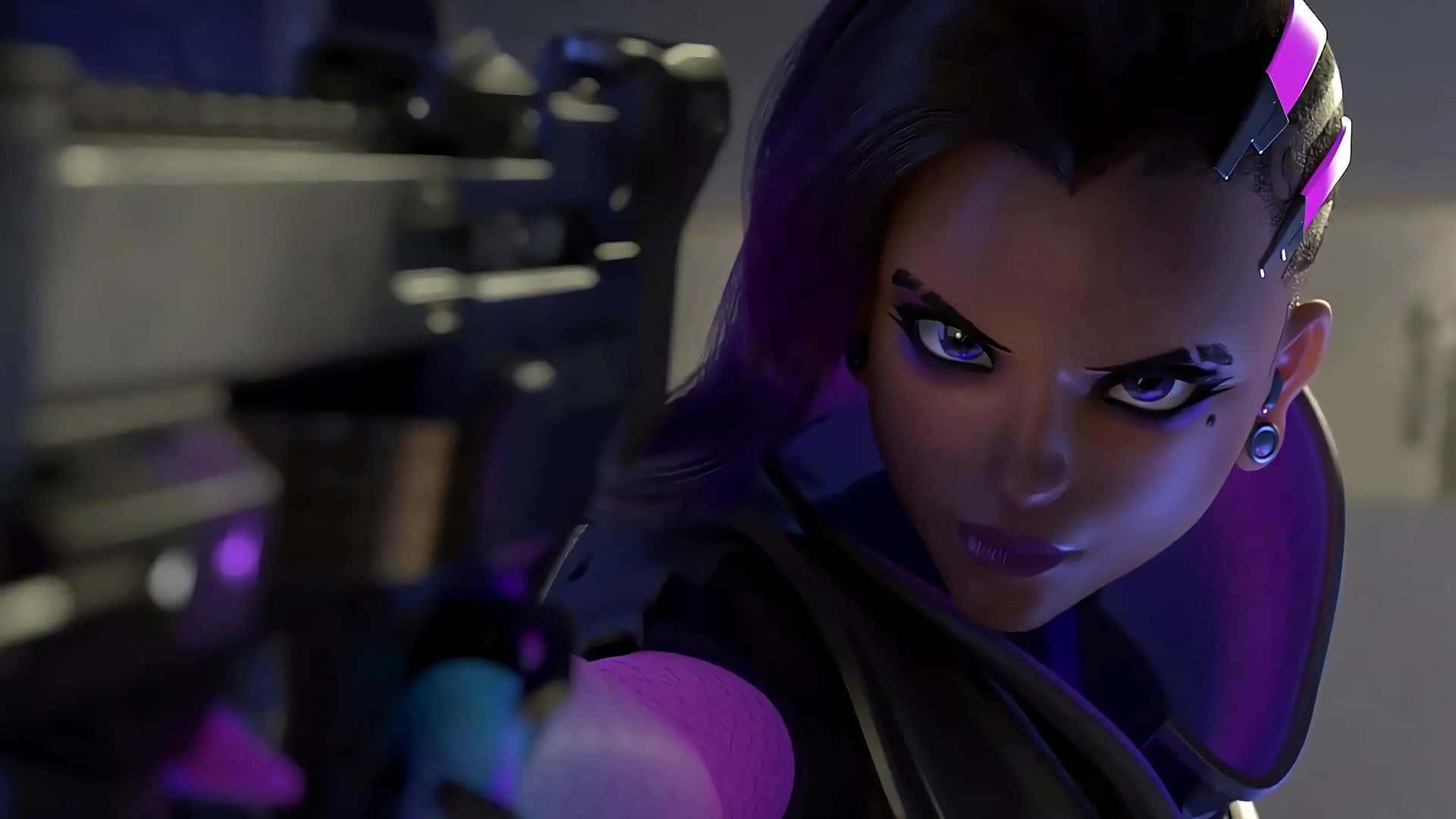 Overwatch Sombra 桌布 壁紙 — 一個兇猛的女角色，紫色頭髮和發光的眼睛，在霓虹燈光下瞄準未來武器。