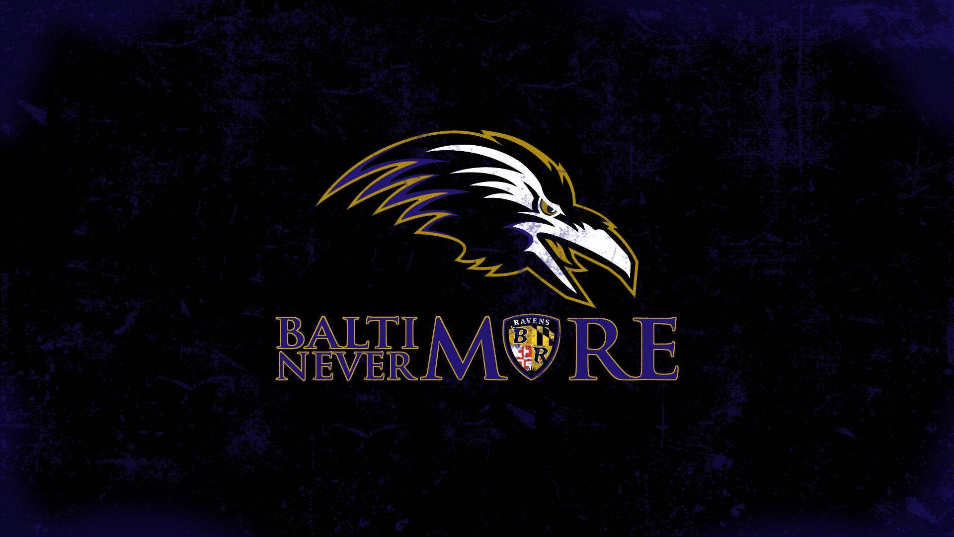 Ravens 桌布 壁紙 — 一個兇猛的巴爾的摩烏鴉隊烏鴉標誌，以鮮明的紫色、金色和白色，置於深色紋理背景上。