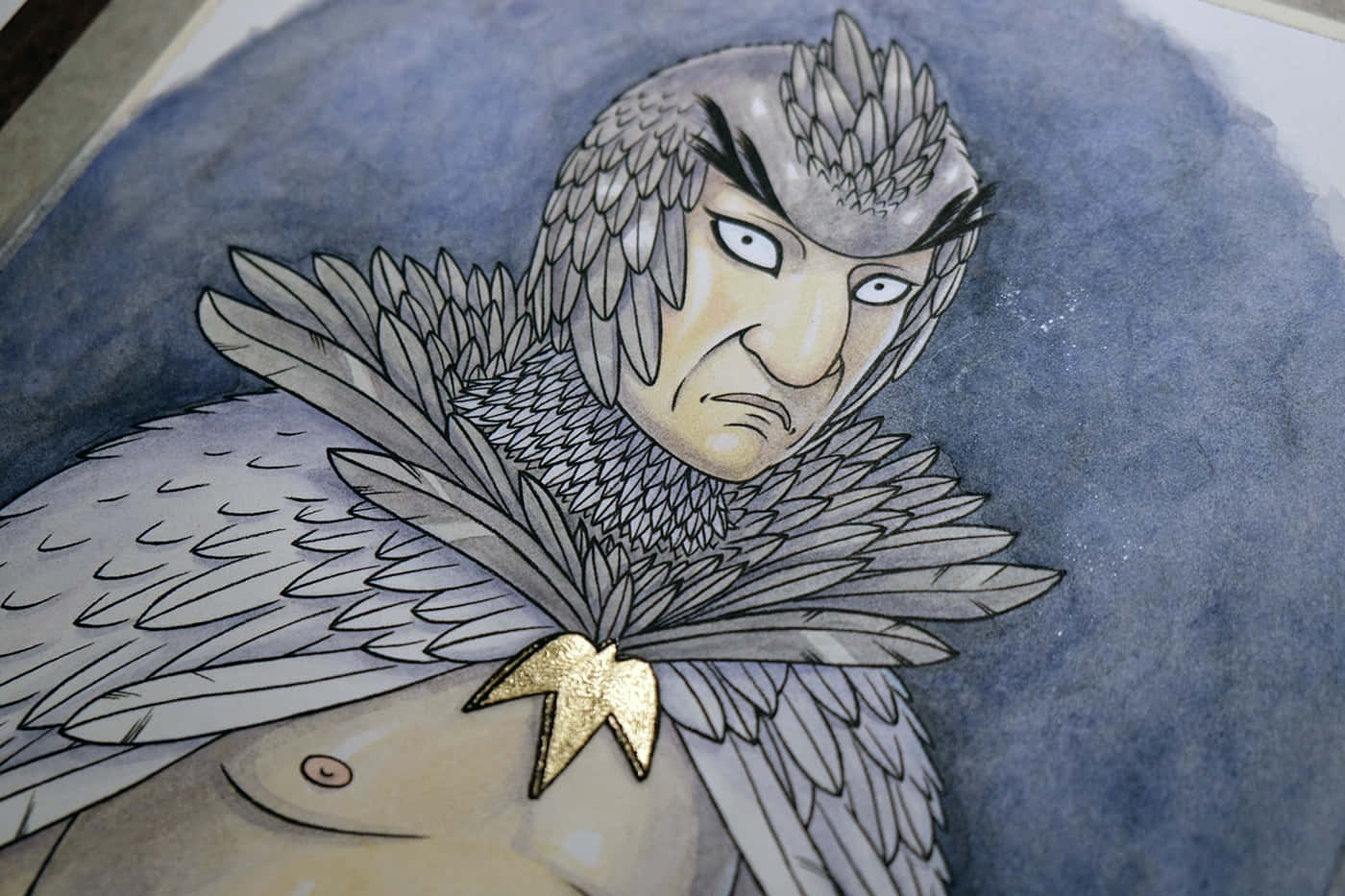 Birdperson 桌布 壁紙 — 一個兇猛的插圖鳥頭戰士，身披羽毛盔甲，戴著金色星星吊墜，背景為有紋理的藍色。