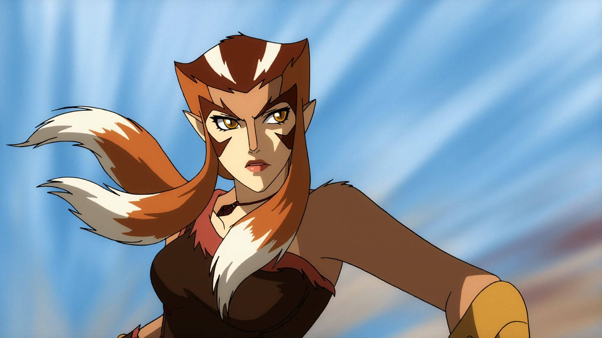Thundercats 桌布 壁紙 — 一個兇猛的擬人化狐狸戰士，擁有橙色和白色的毛皮，在藍天背景下準備就緒。