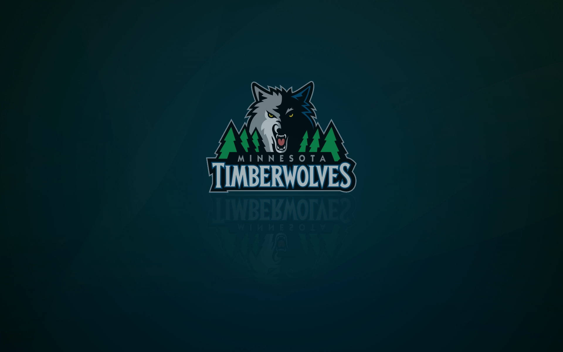 Timberwolves 桌布 壁紙 — 一個兇猛的明尼蘇達灰狼隊標誌，中央有一隻咆哮的狼和松樹，背景為深藍綠色漸變。