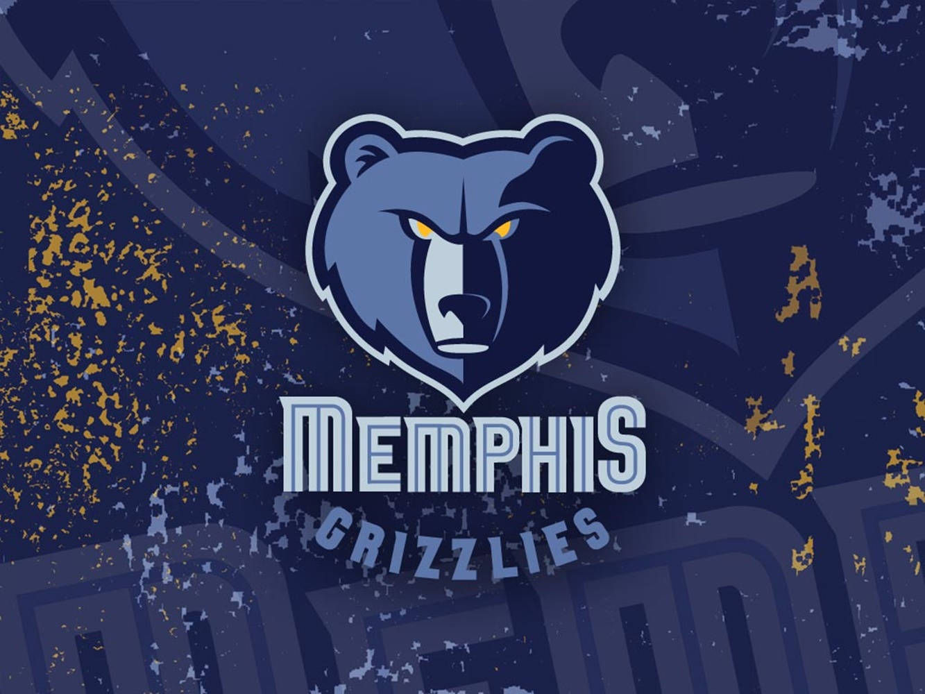 Memphis Grizzlies Logo 桌布 壁紙 — 一個兇猛的曼菲斯灰熊標誌，帶有發光的黃色眼睛，置於深藍色紋理背景上，並有金色潑濺效果。