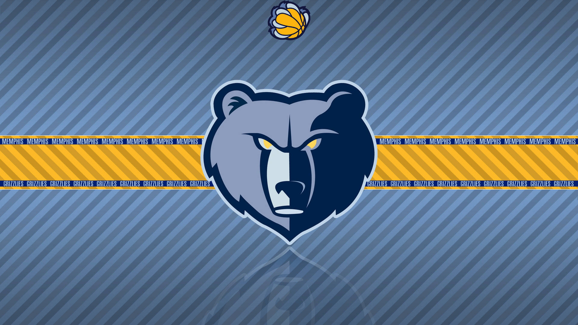 NBA 桌布 壁紙 — 一個兇猛的曼菲斯灰熊隊熊頭標誌，帶有黃色眼睛和上方的籃球，背景為藍色對角條紋，並有重複的球隊名稱橫幅。