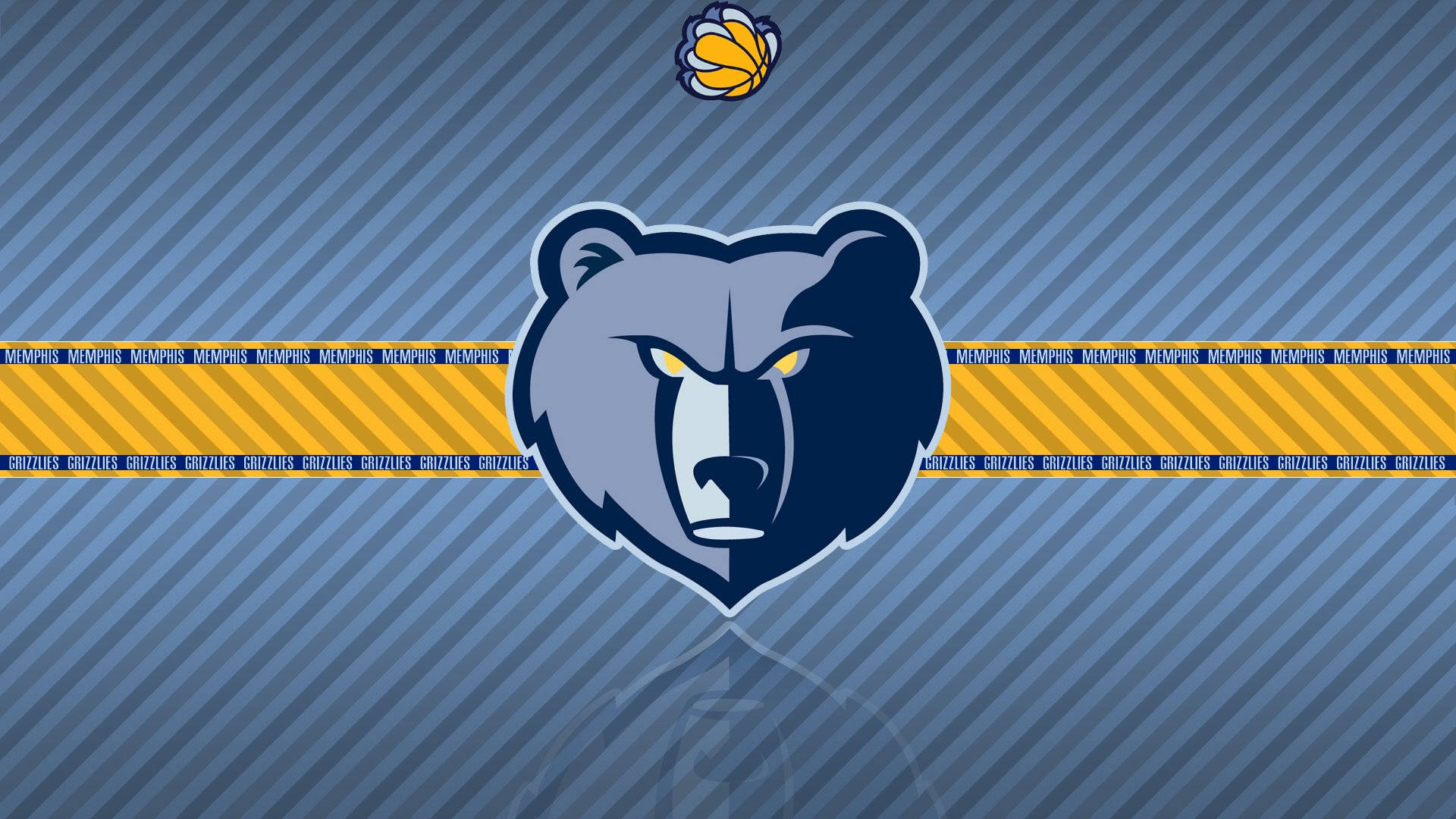 Grizzlies 桌布 壁紙 — 一個兇猛的曼菲斯灰熊隊熊頭標誌，黃色眼睛，居中在藍色對角線條紋背景上，帶有重複的球隊名稱橫幅。